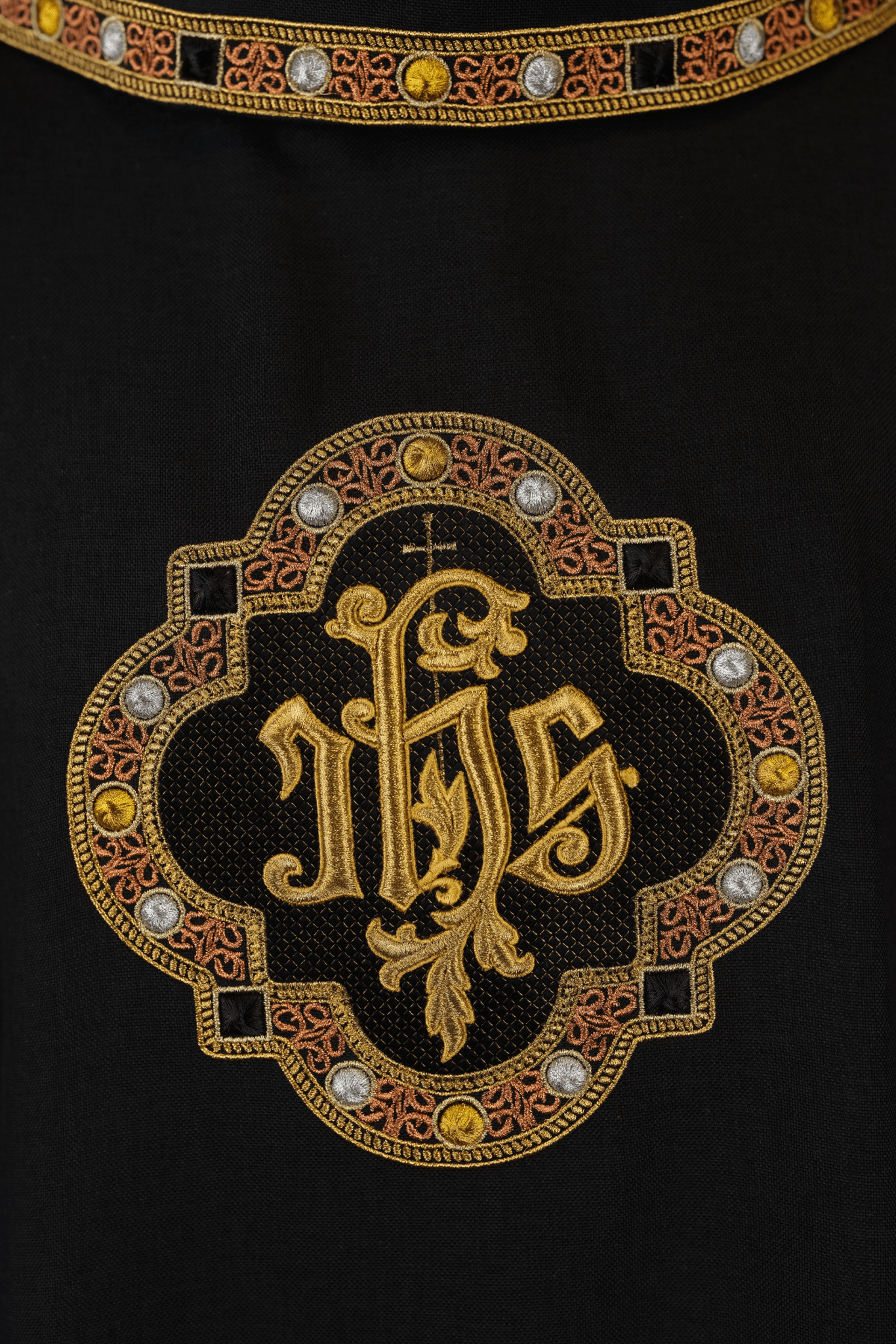 Chasuble with richly embroidered belt and trim around the IHS embroidery and collar in black S - 7073 - 07 - 70 - HAFTINAUSA.COM