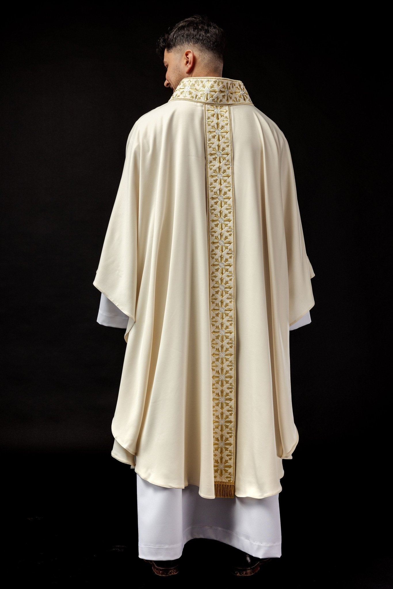 Chasuble with shiny embroidery in ecru LE/7026/05 - HAFTINAUSA.COM