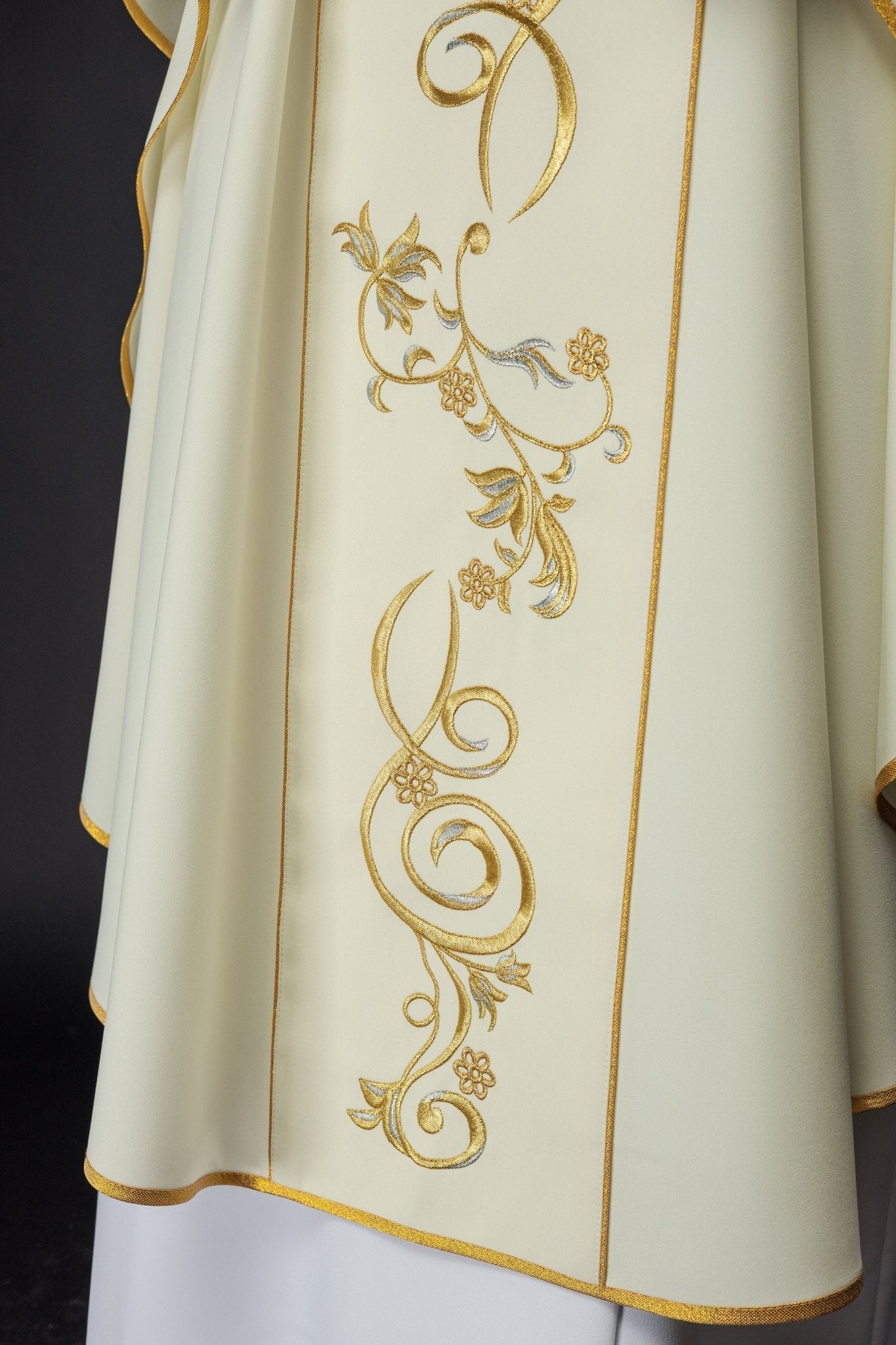 Chasuble with the image of Our Lady of Fatima KOW2/004/05/01 - HAFTINAUSA.COM