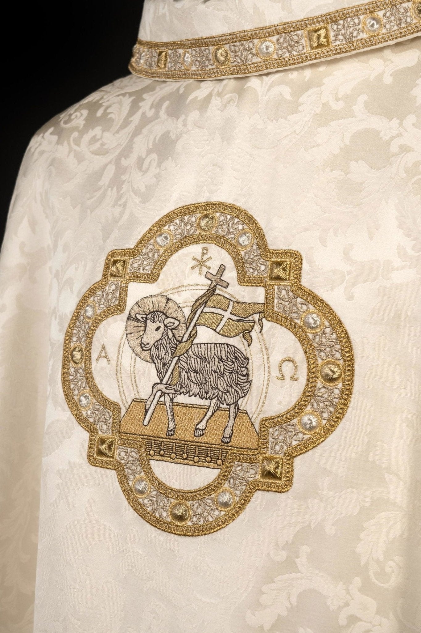 Chasuble with the Lamb of God for Easter made of decorative fabric S - 7072 - 05 - 88 - HAFTINAUSA.COM