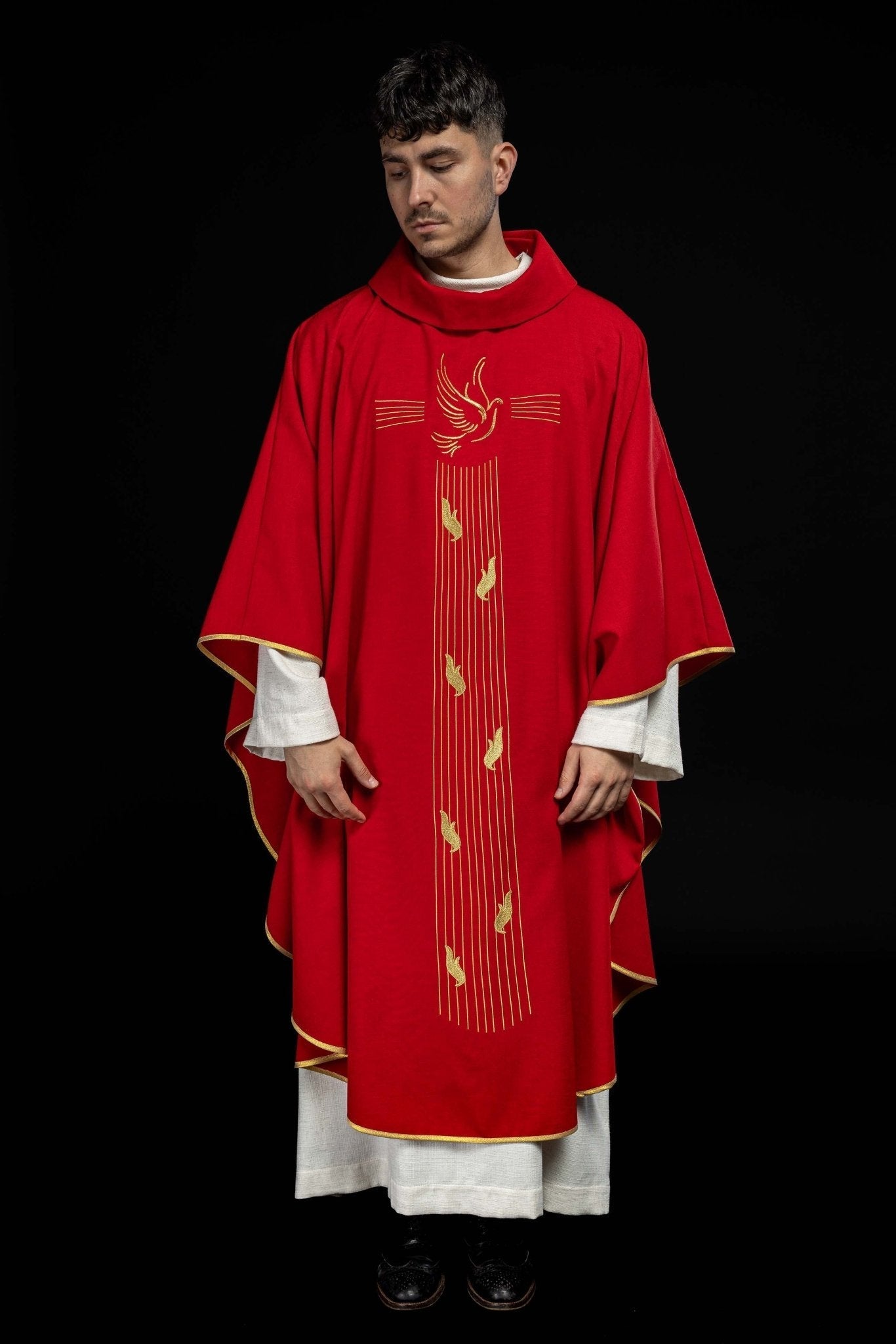 Chasuble with the symbol of the Holy Spirit KOR/218/02/62 CZERWONY - HAFTINAUSA.COM