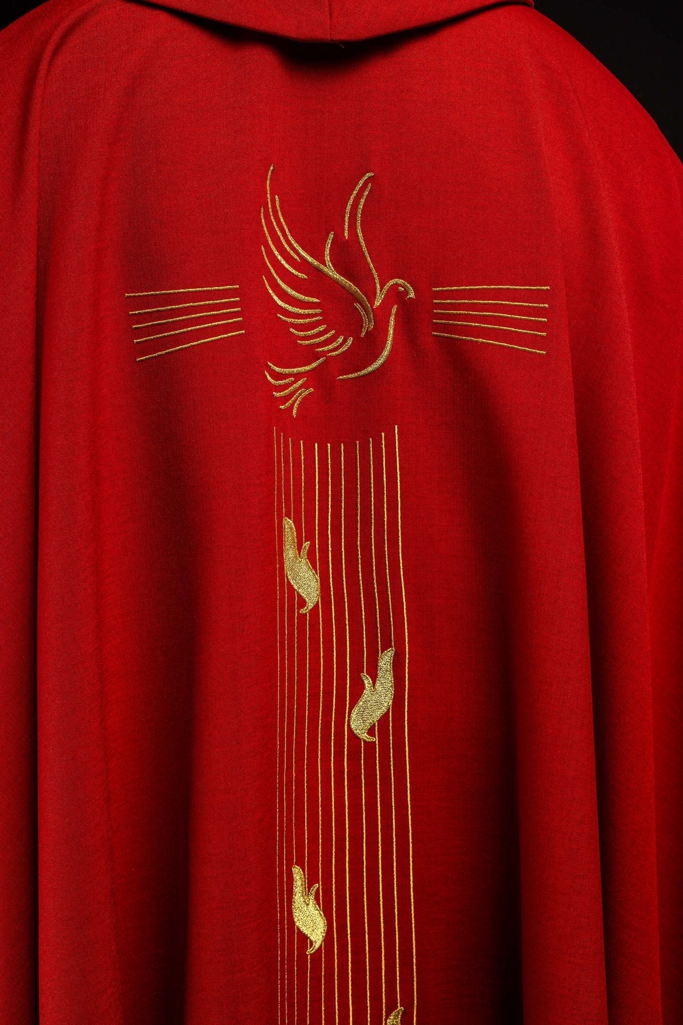 Chasuble with the symbol of the Holy Spirit KOR/218/02/62 CZERWONY - HAFTINAUSA.COM