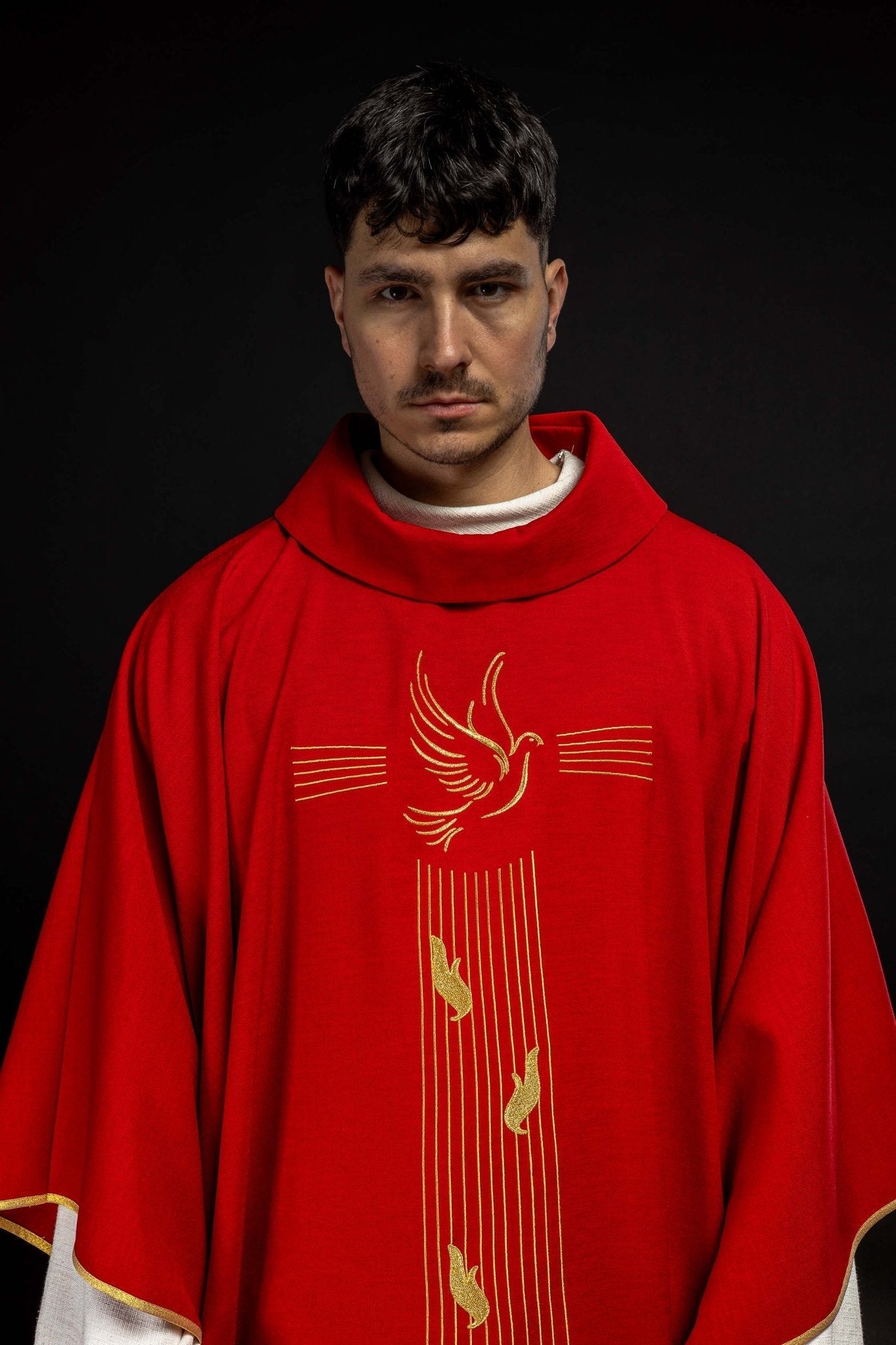 Chasuble with the symbol of the Holy Spirit KOR/218/02/62 CZERWONY - HAFTINAUSA.COM