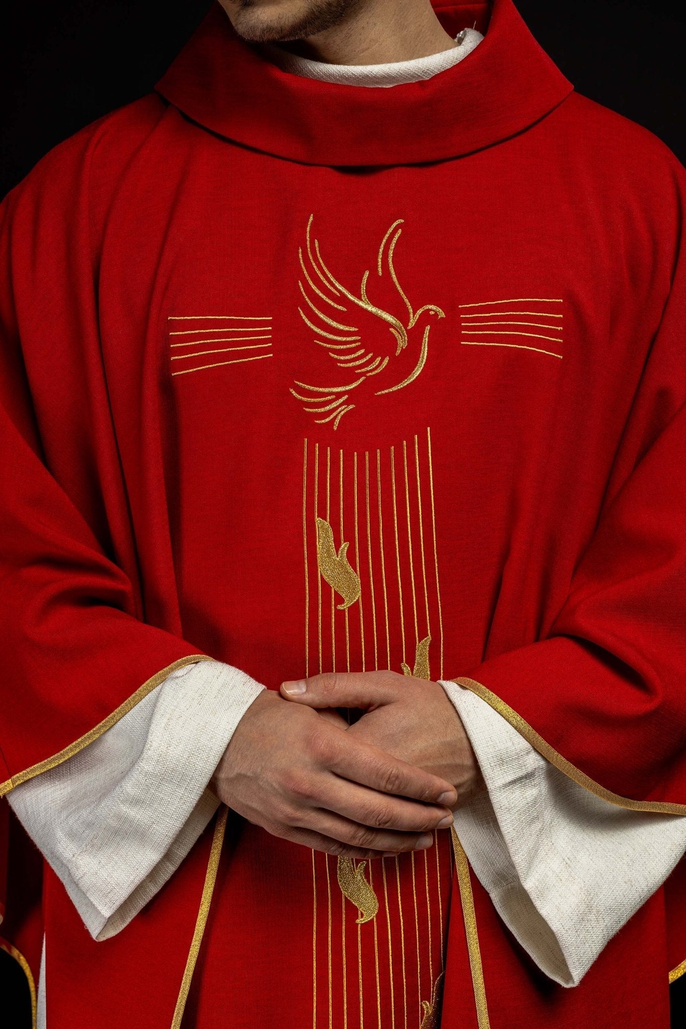 Chasuble with the symbol of the Holy Spirit KOR/218/02/62 CZERWONY - HAFTINAUSA.COM
