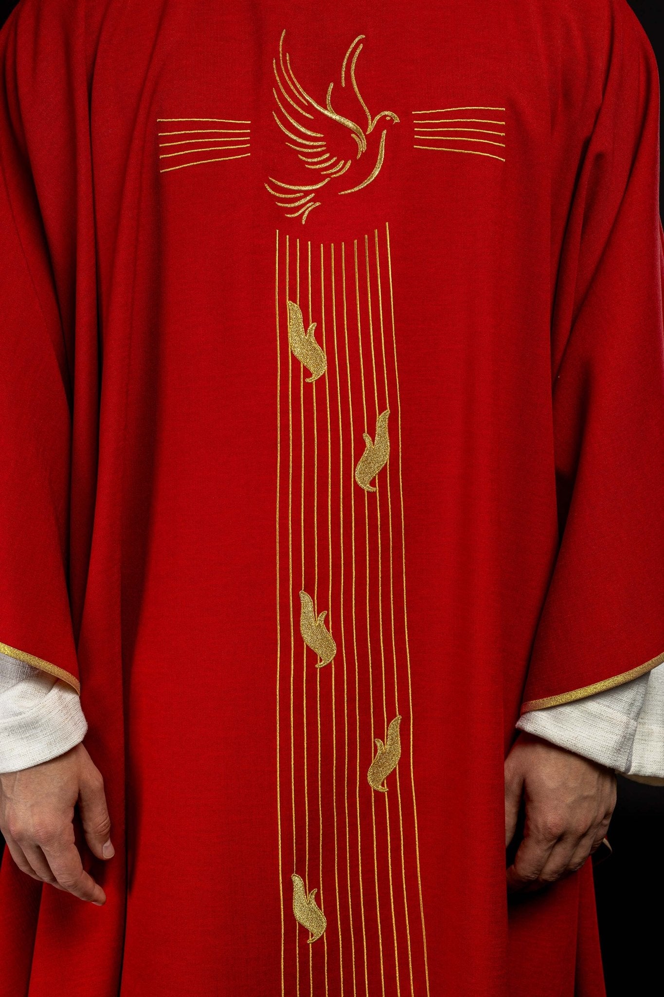 Chasuble with the symbol of the Holy Spirit KOR/218/02/62 CZERWONY - HAFTINAUSA.COM