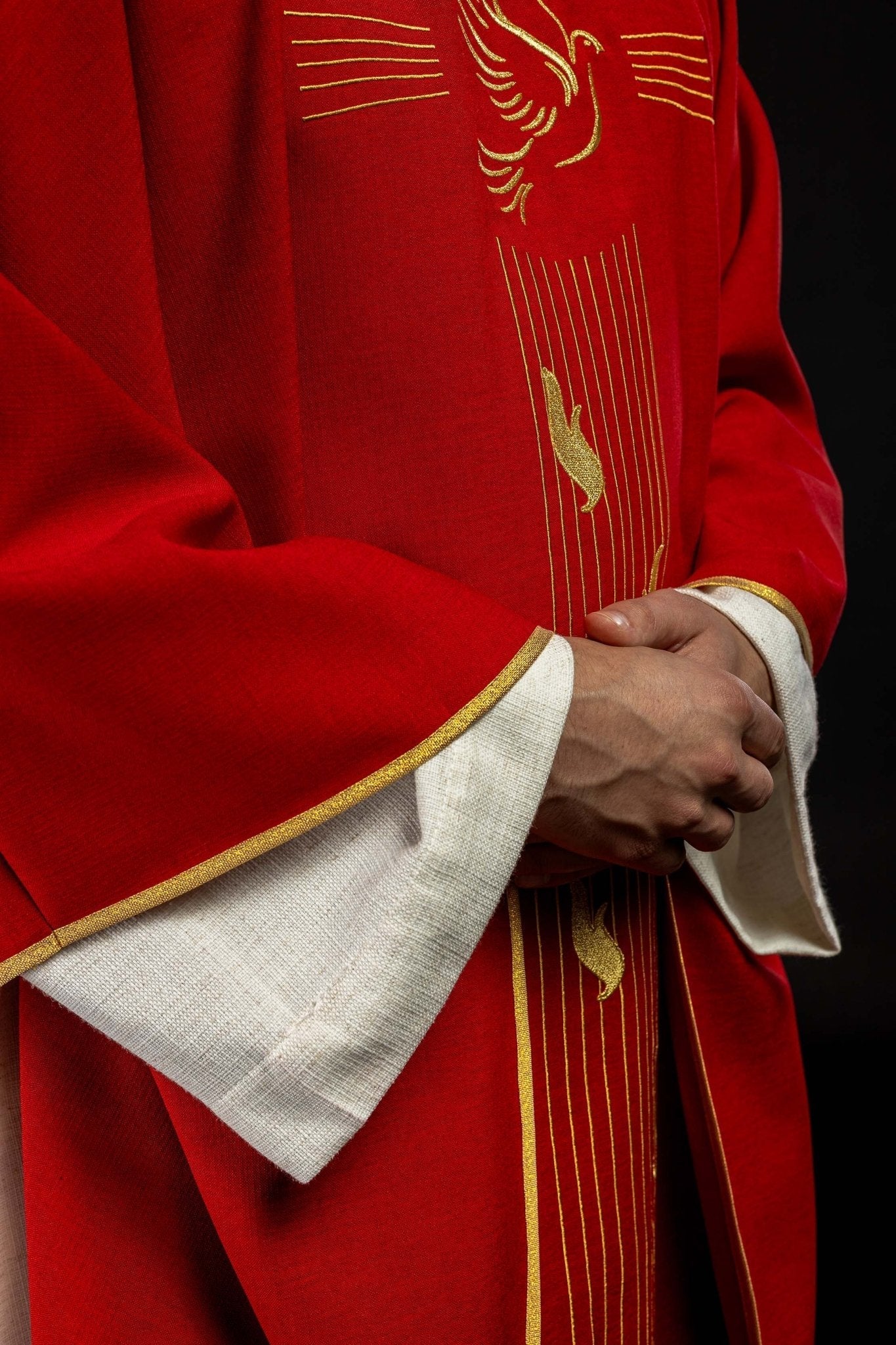 Chasuble with the symbol of the Holy Spirit KOR/218/02/62 CZERWONY - HAFTINAUSA.COM