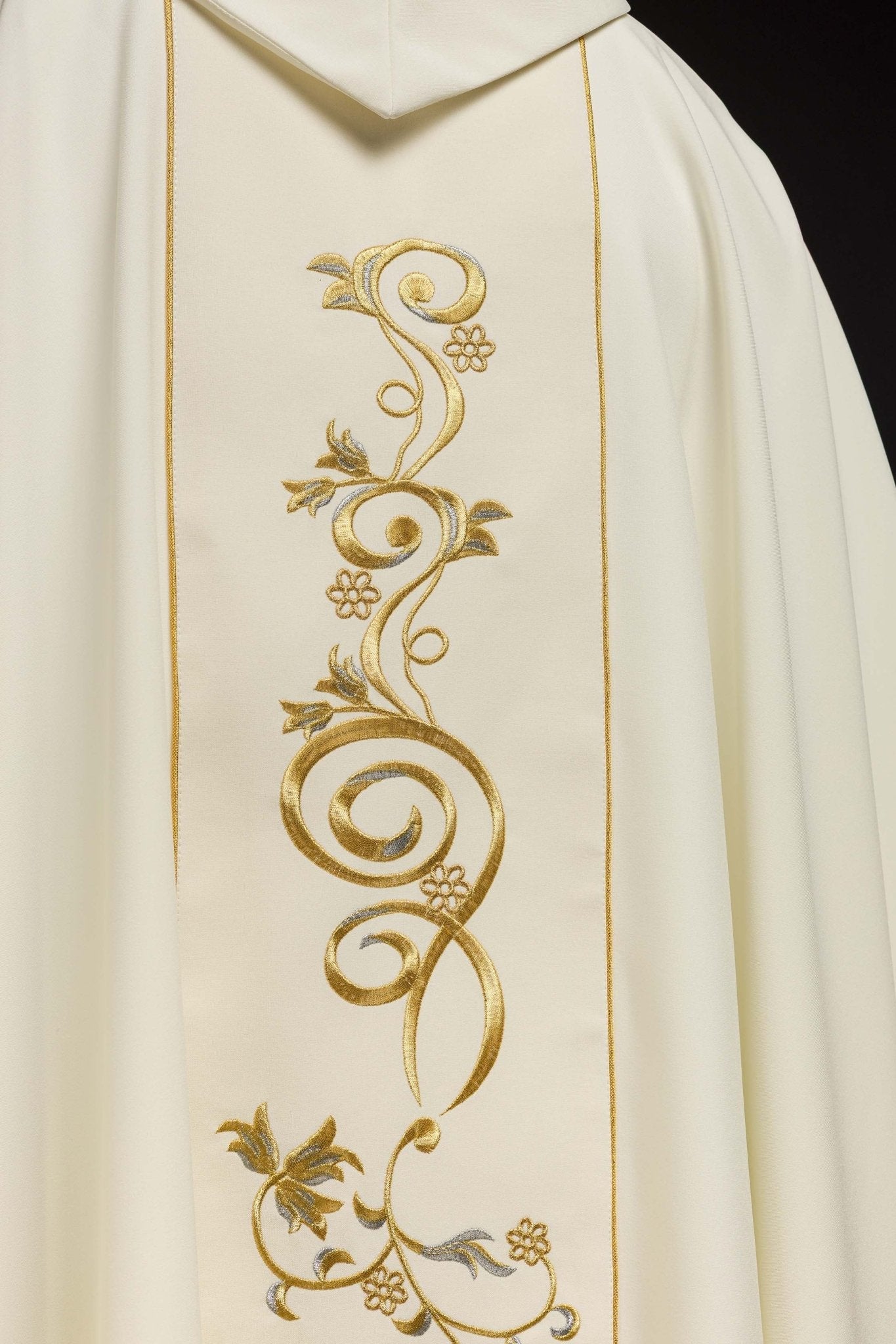 Classic ivory chasuble with embroidred IHS motif KOR/031/05/01 ECRU - HAFTINAUSA.COM