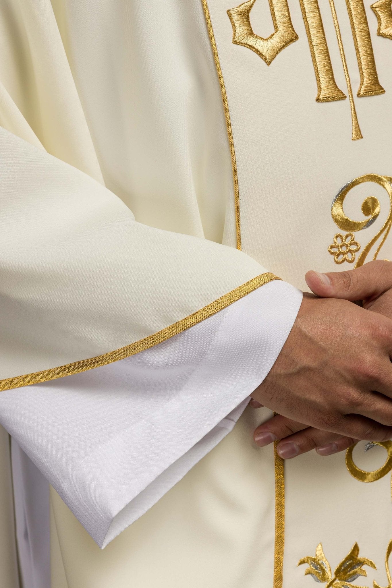 Classic ivory chasuble with embroidred IHS motif KOR/031/05/01 ECRU - HAFTINAUSA.COM