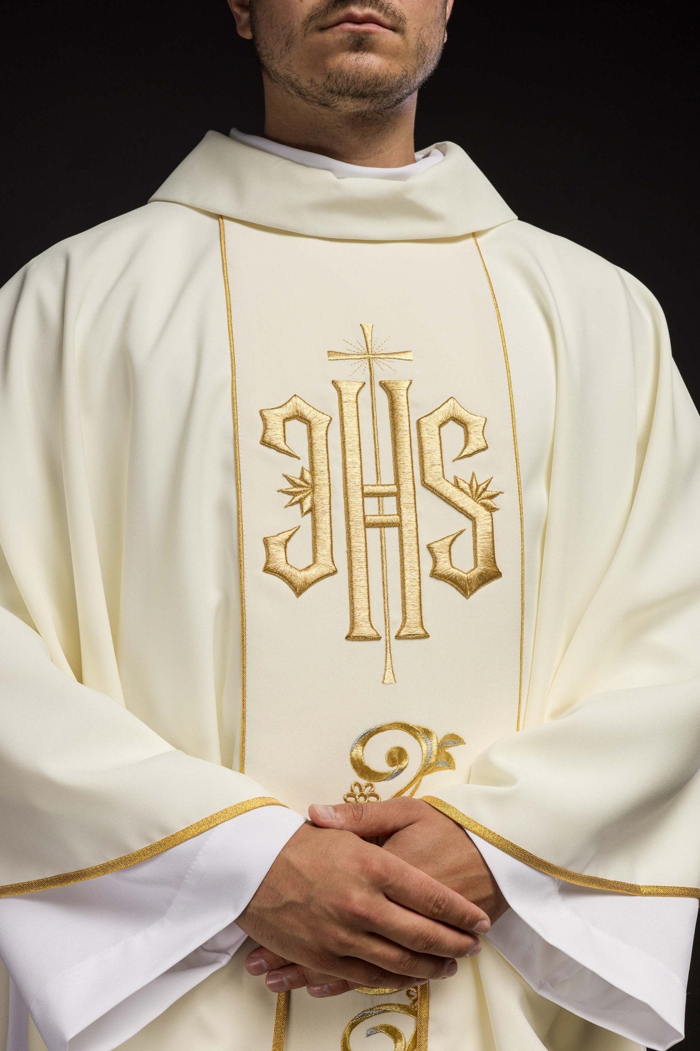 Classic ivory chasuble with embroidred IHS motif KOR/031/05/01 ECRU - HAFTINAUSA.COM