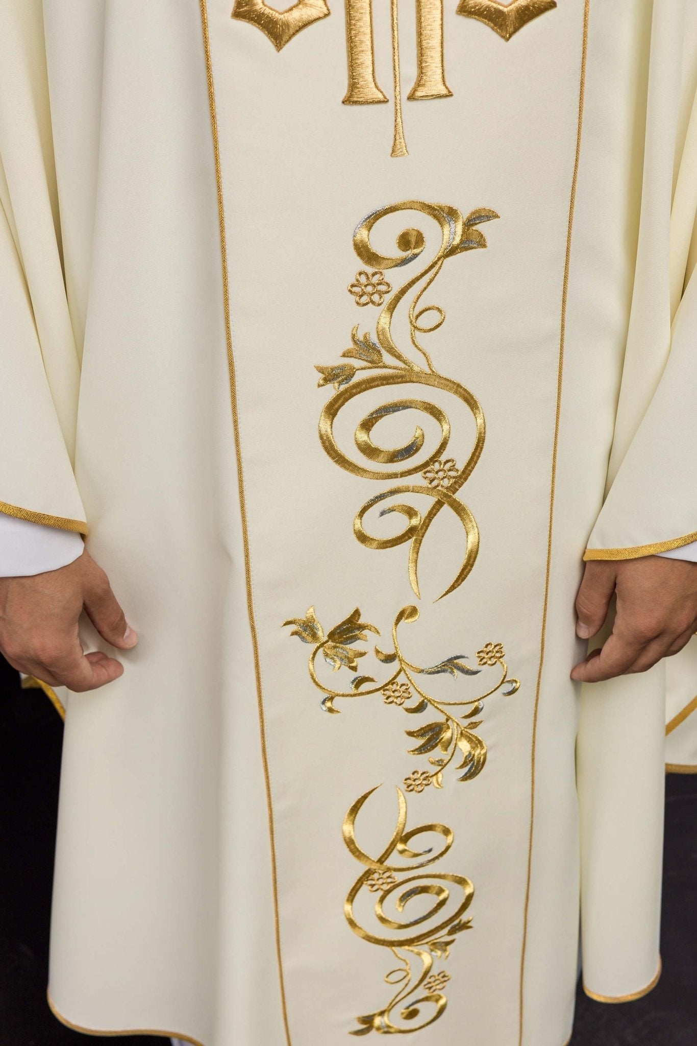 Classic ivory chasuble with embroidred IHS motif KOR/031/05/01 ECRU - HAFTINAUSA.COM