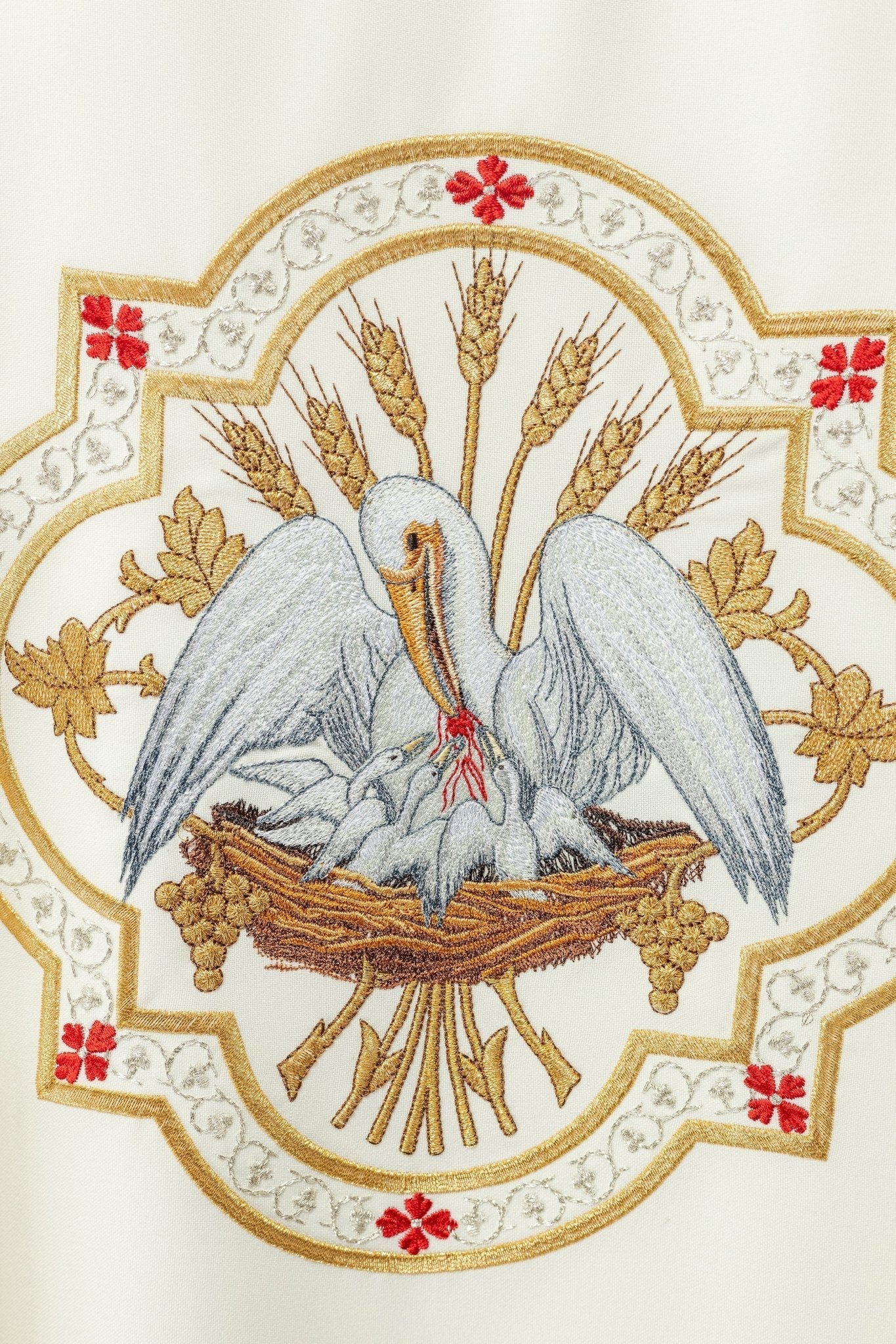 Classic ivory chasuble with Pelican motif embroidery KOR/395/05/01 - HAFTINAUSA.COM