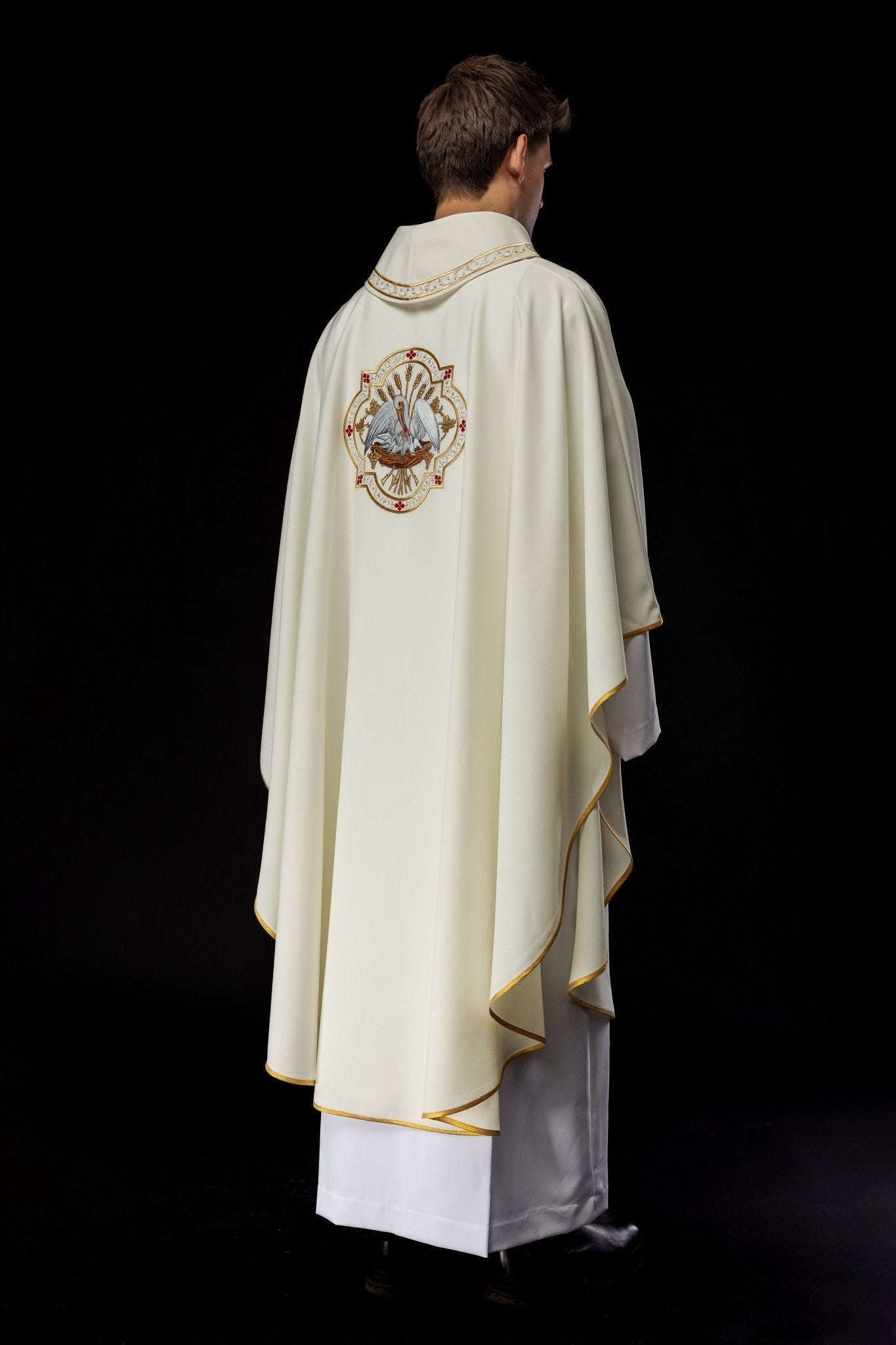 Classic ivory chasuble with Pelican motif embroidery KOR/395/05/01 - HAFTINAUSA.COM