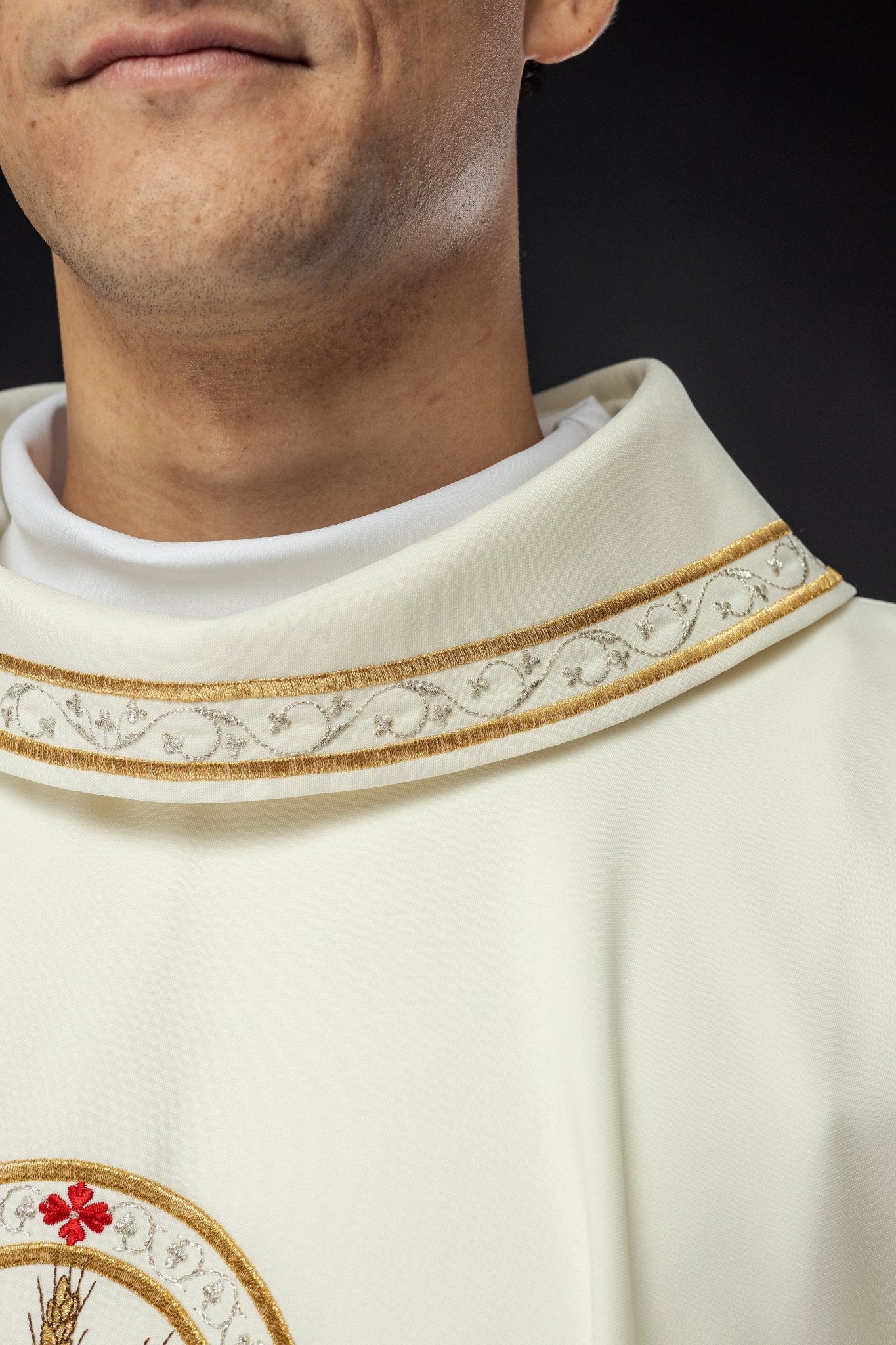 Classic ivory chasuble with Pelican motif embroidery KOR/395/05/01 - HAFTINAUSA.COM