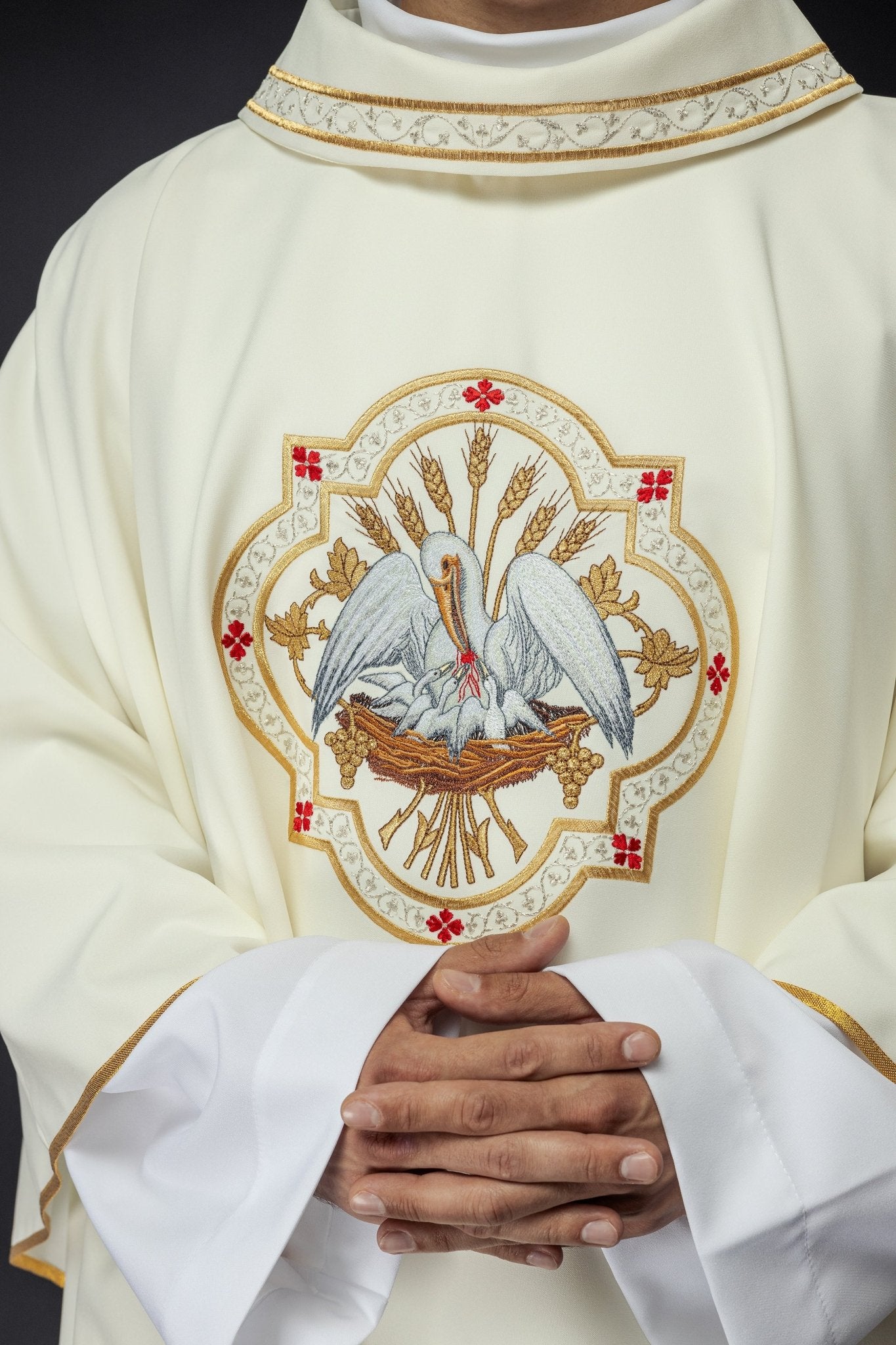 Classic ivory chasuble with Pelican motif embroidery KOR/395/05/01 - HAFTINAUSA.COM
