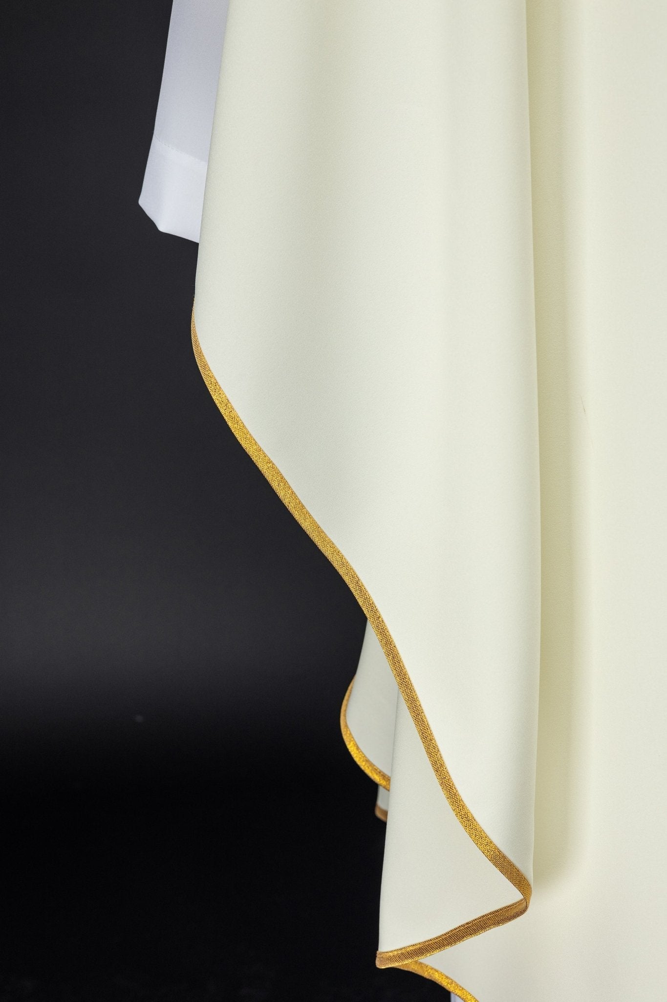Classic ivory chasuble with Pelican motif embroidery KOR/395/05/01 - HAFTINAUSA.COM