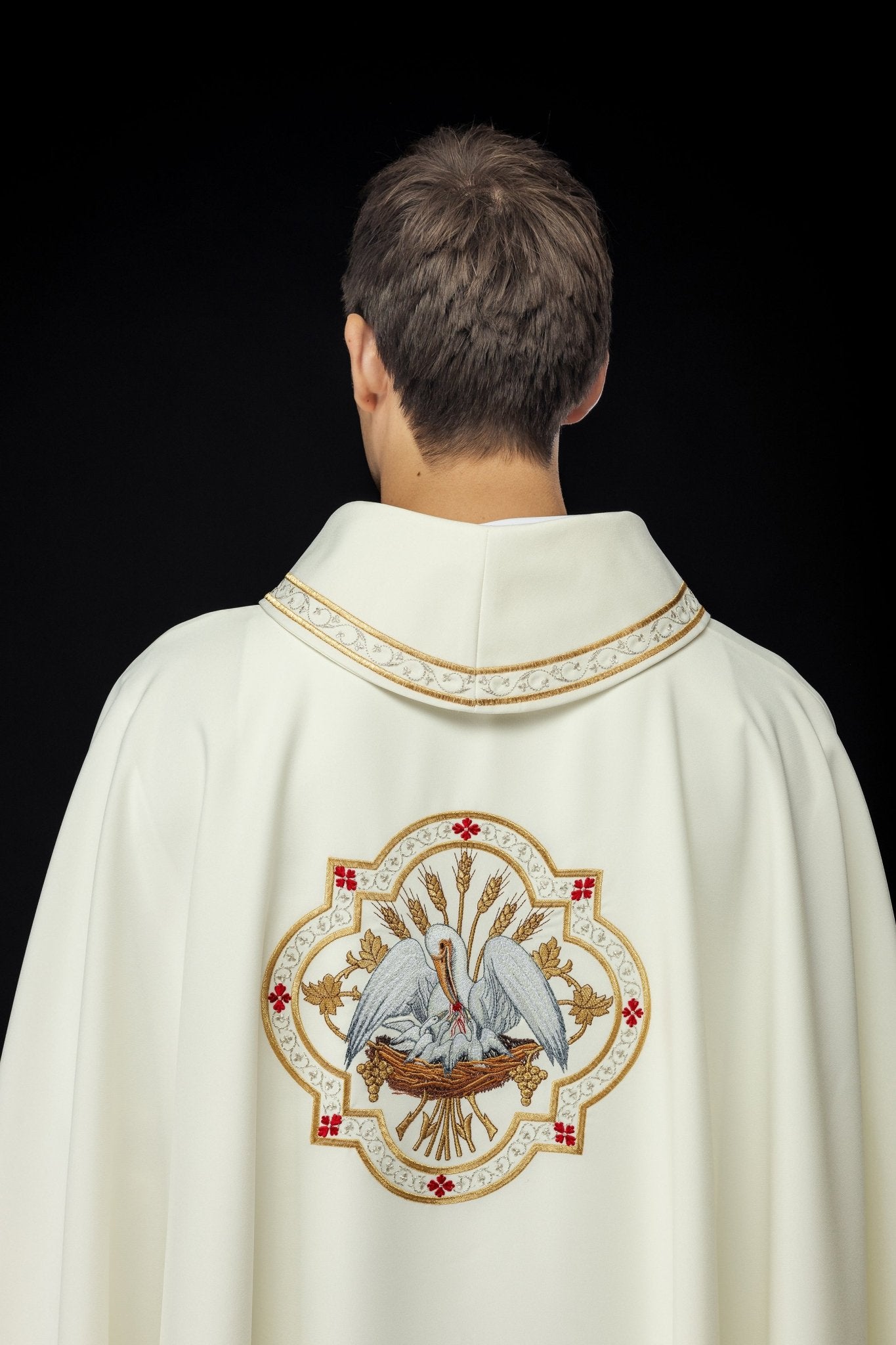 Classic ivory chasuble with Pelican motif embroidery KOR/395/05/01 - HAFTINAUSA.COM
