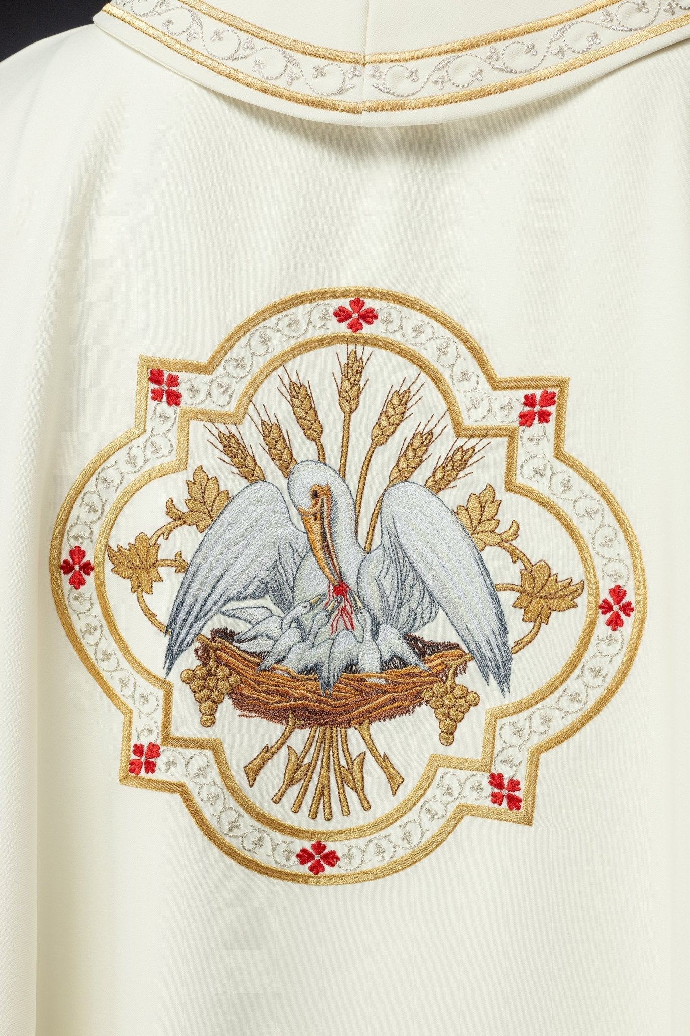 Classic ivory chasuble with Pelican motif embroidery KOR/395/05/01 - HAFTINAUSA.COM
