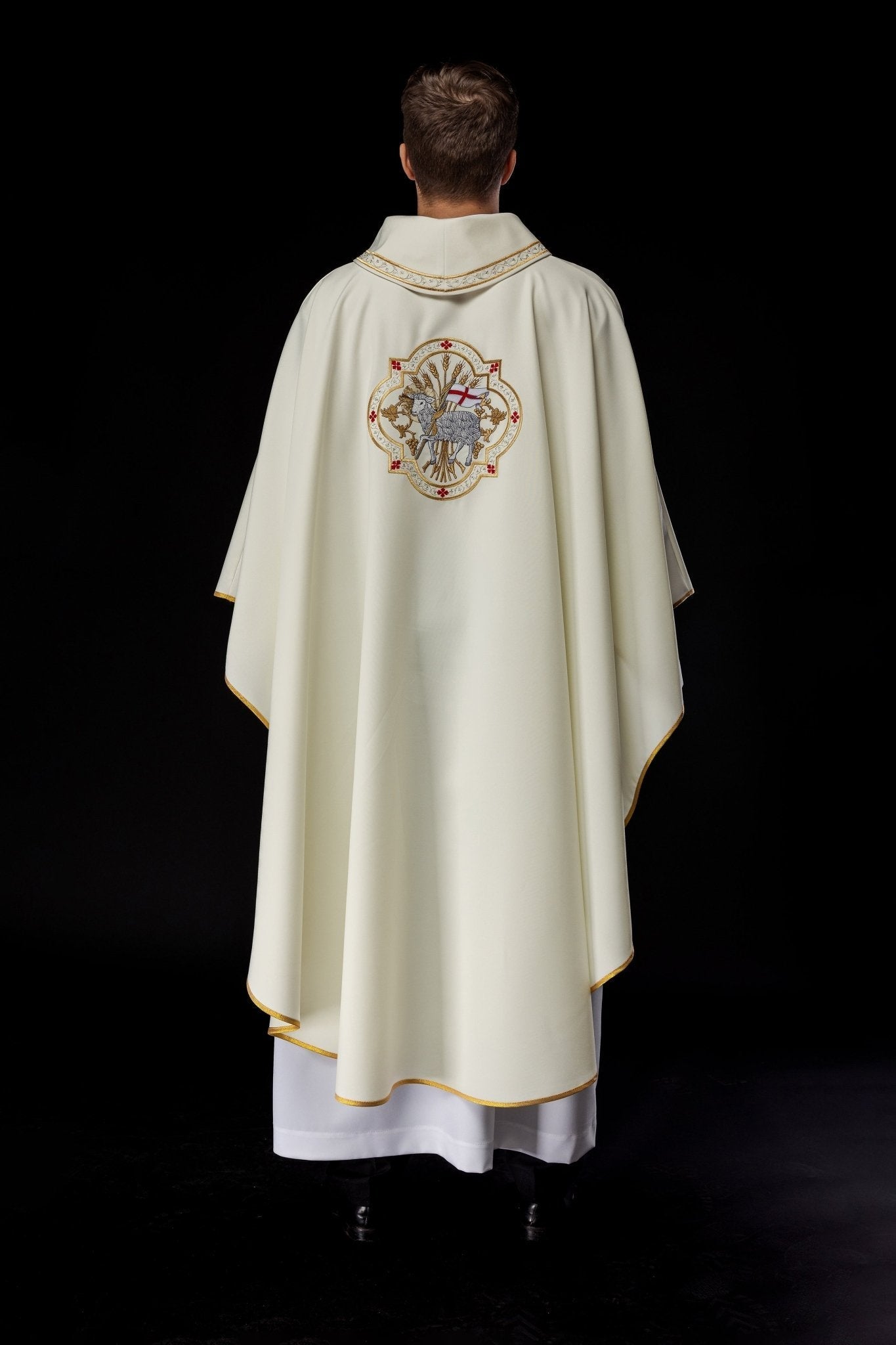 Classic ivory chasuble with the Lamb of God embroidery KOR/396/05/01 - HAFTINAUSA.COM