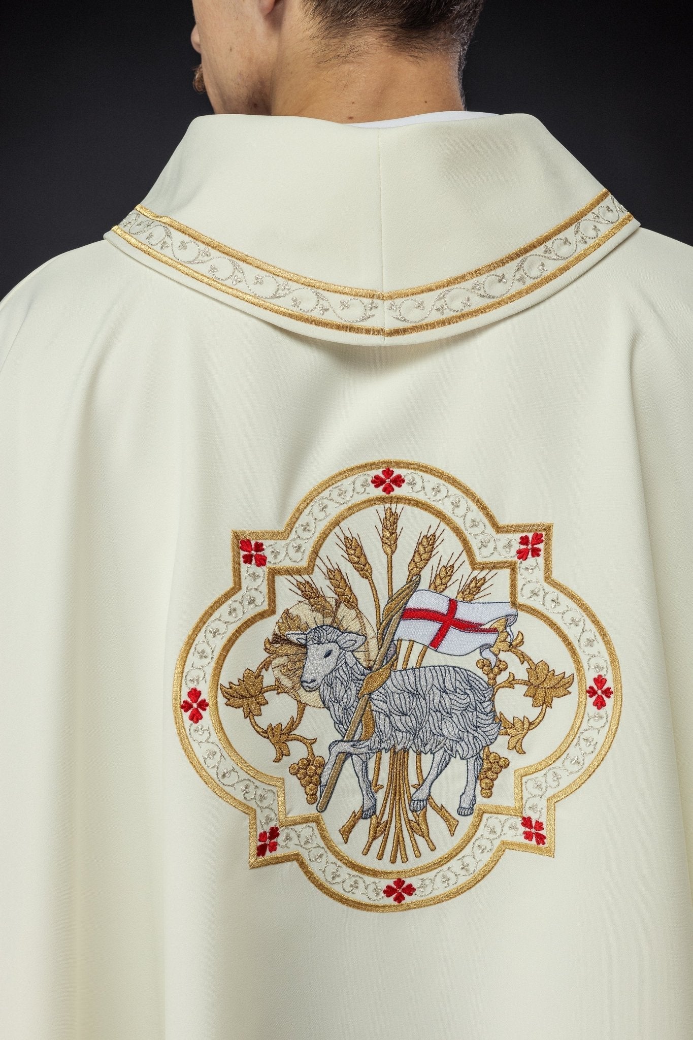 Classic ivory chasuble with the Lamb of God embroidery KOR/396/05/01 - HAFTINAUSA.COM