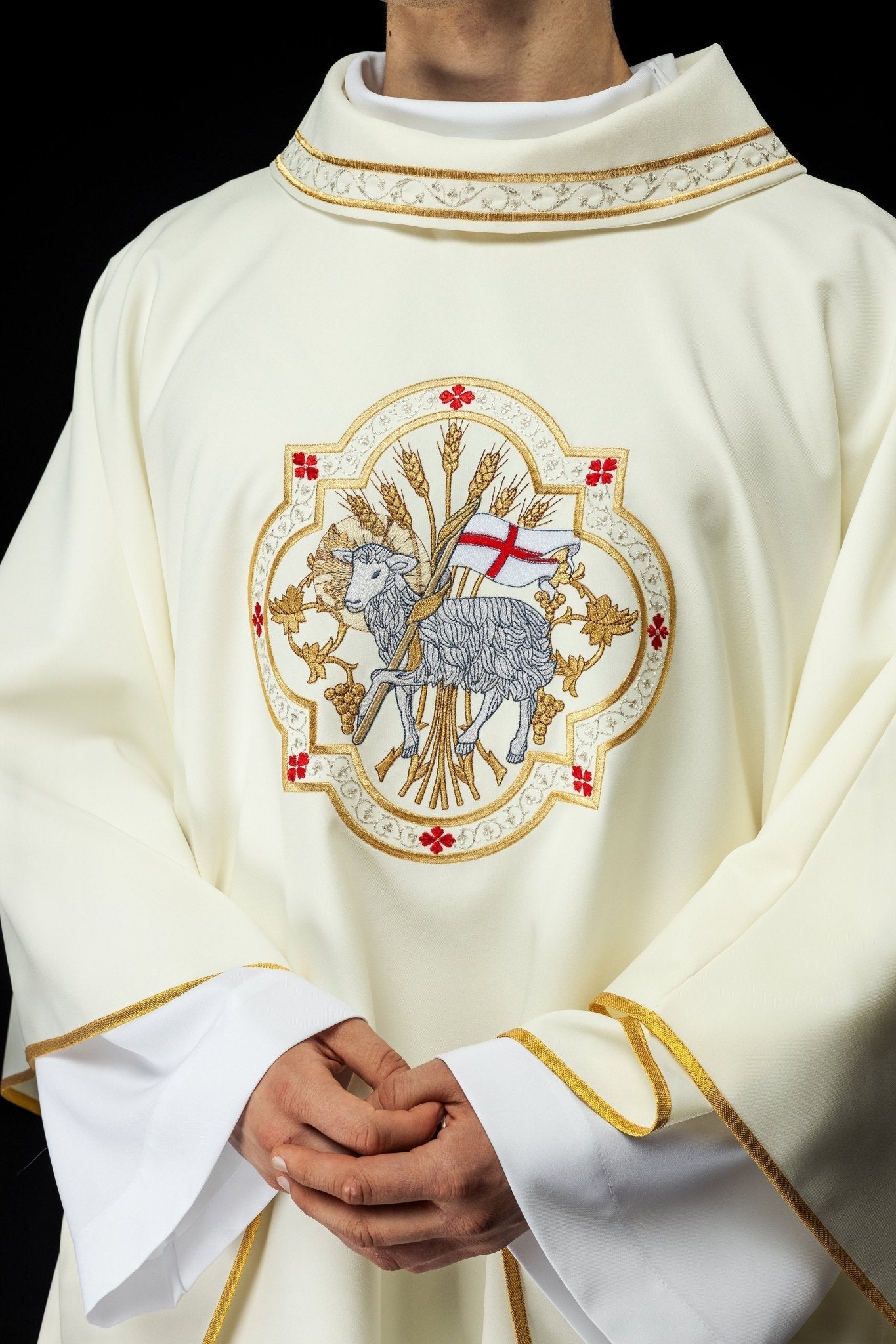 Classic ivory chasuble with the Lamb of God embroidery KOR/396/05/01 - HAFTINAUSA.COM