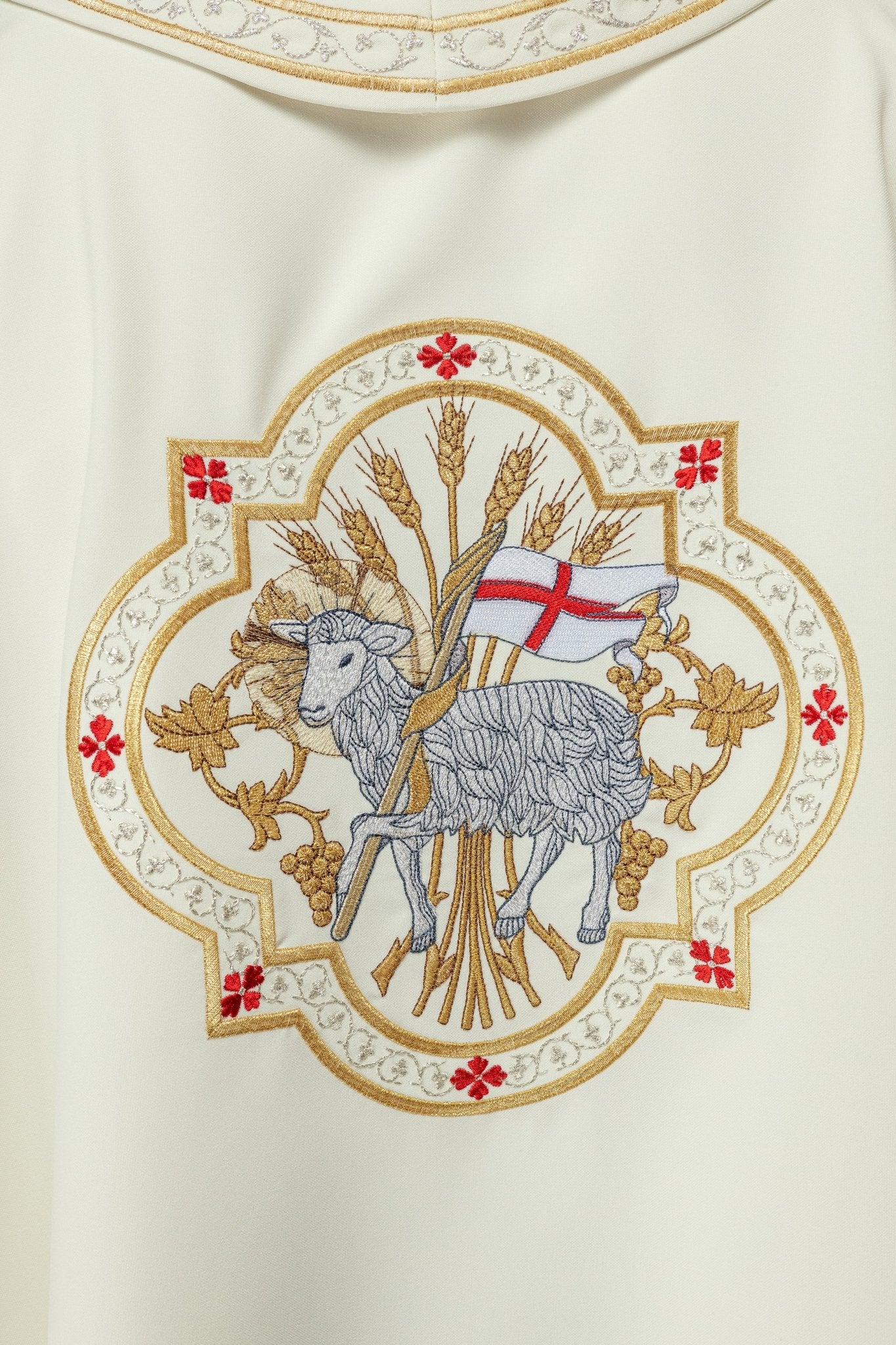 Classic ivory chasuble with the Lamb of God embroidery KOR/396/05/01 - HAFTINAUSA.COM