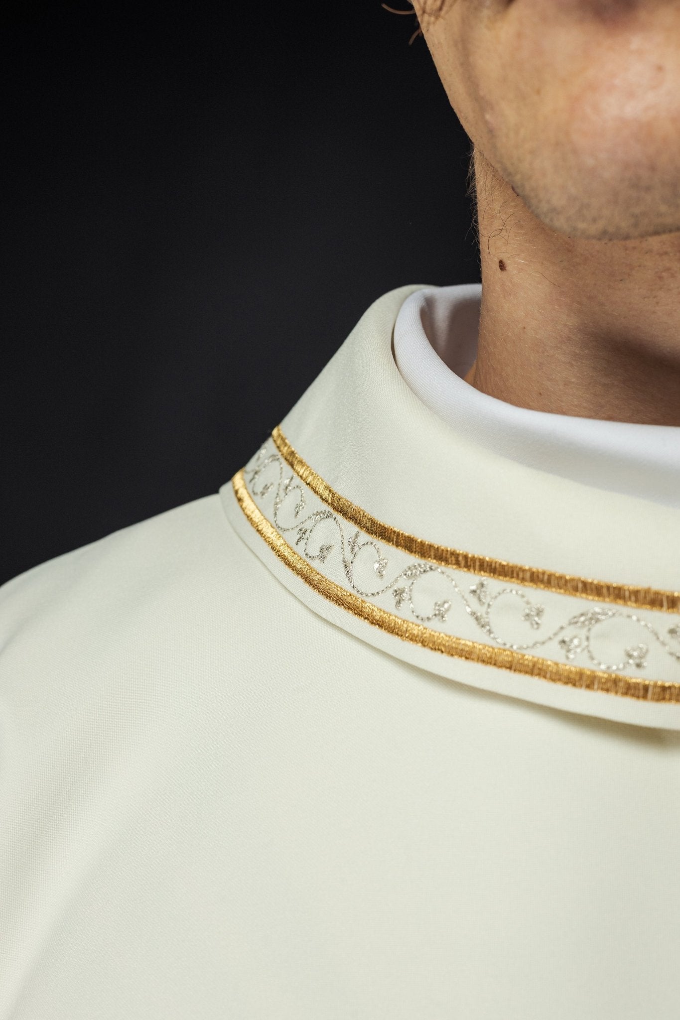 Classic ivory chasuble with the Lamb of God embroidery KOR/396/05/01 - HAFTINAUSA.COM