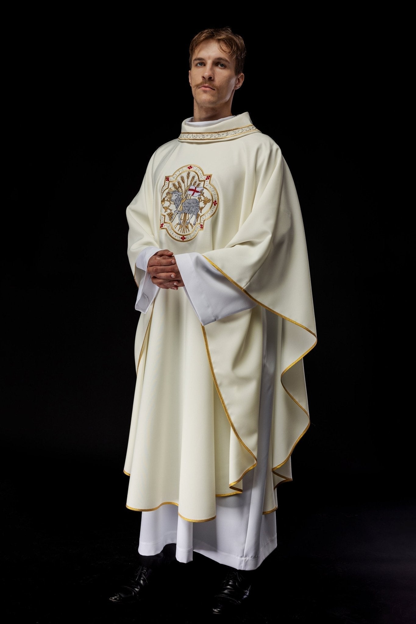 Classic ivory chasuble with the Lamb of God embroidery KOR/396/05/01 - HAFTINAUSA.COM