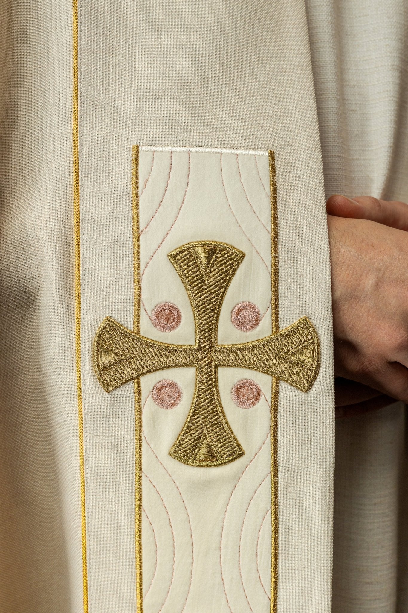 Cope with embroidered golden crosses and ecru velvet S - 3068 - 05 - 70 150cm - HAFTINAUSA.COM