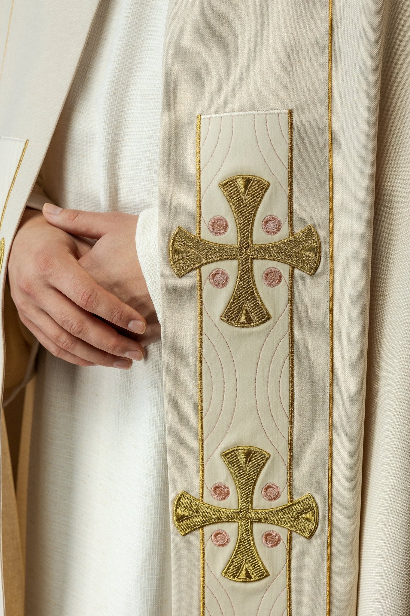 Cope with embroidered golden crosses and ecru velvet S - 3068 - 05 - 70 150cm - HAFTINAUSA.COM