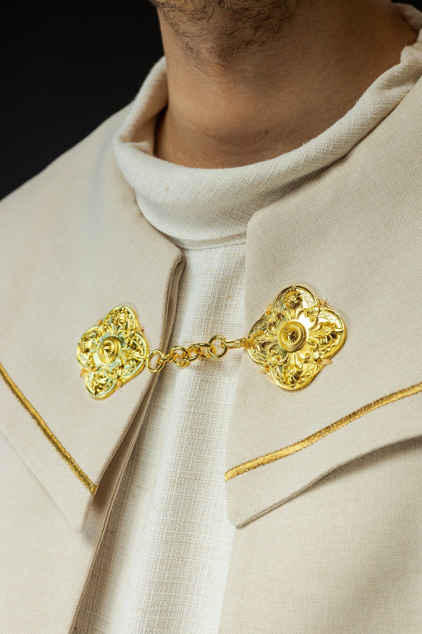 Cope with embroidered golden crosses and ecru velvet S - 3068 - 05 - 70 150cm - HAFTINAUSA.COM