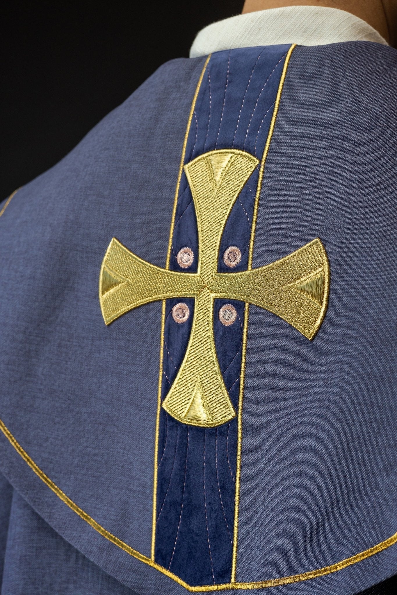 Cope with embroidered golden crosses and purple velvet S - 3068 - 03 - 70 150cm - HAFTINAUSA.COM