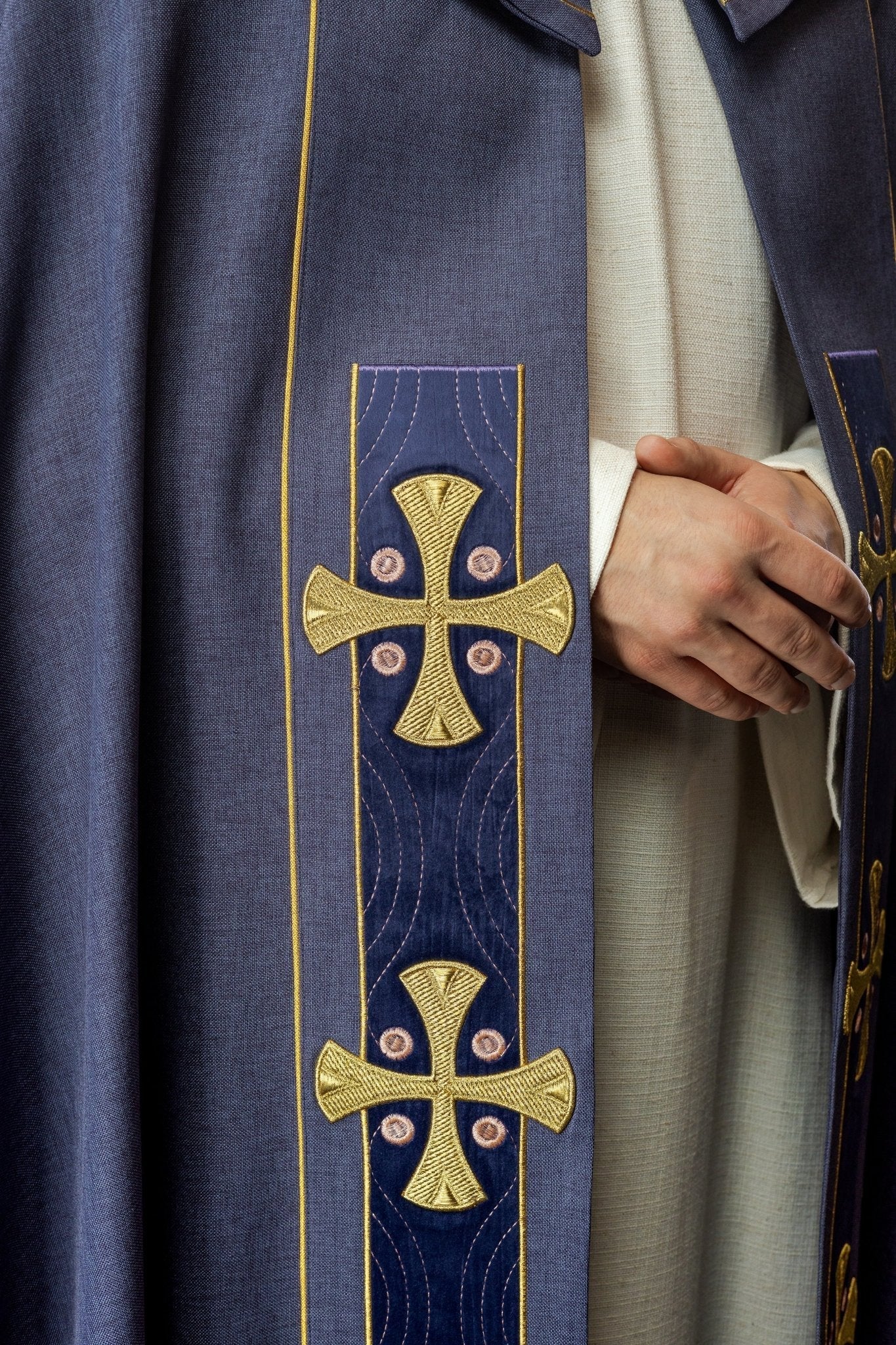 Cope with embroidered golden crosses and purple velvet S - 3068 - 03 - 70 150cm - HAFTINAUSA.COM
