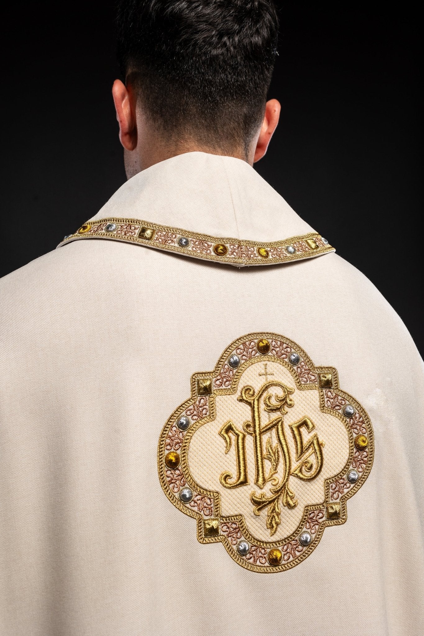 Cream colored chasuble with classic JHS symbol and colorful collar S - 7073 - 05 - 70 - HAFTINAUSA.COM
