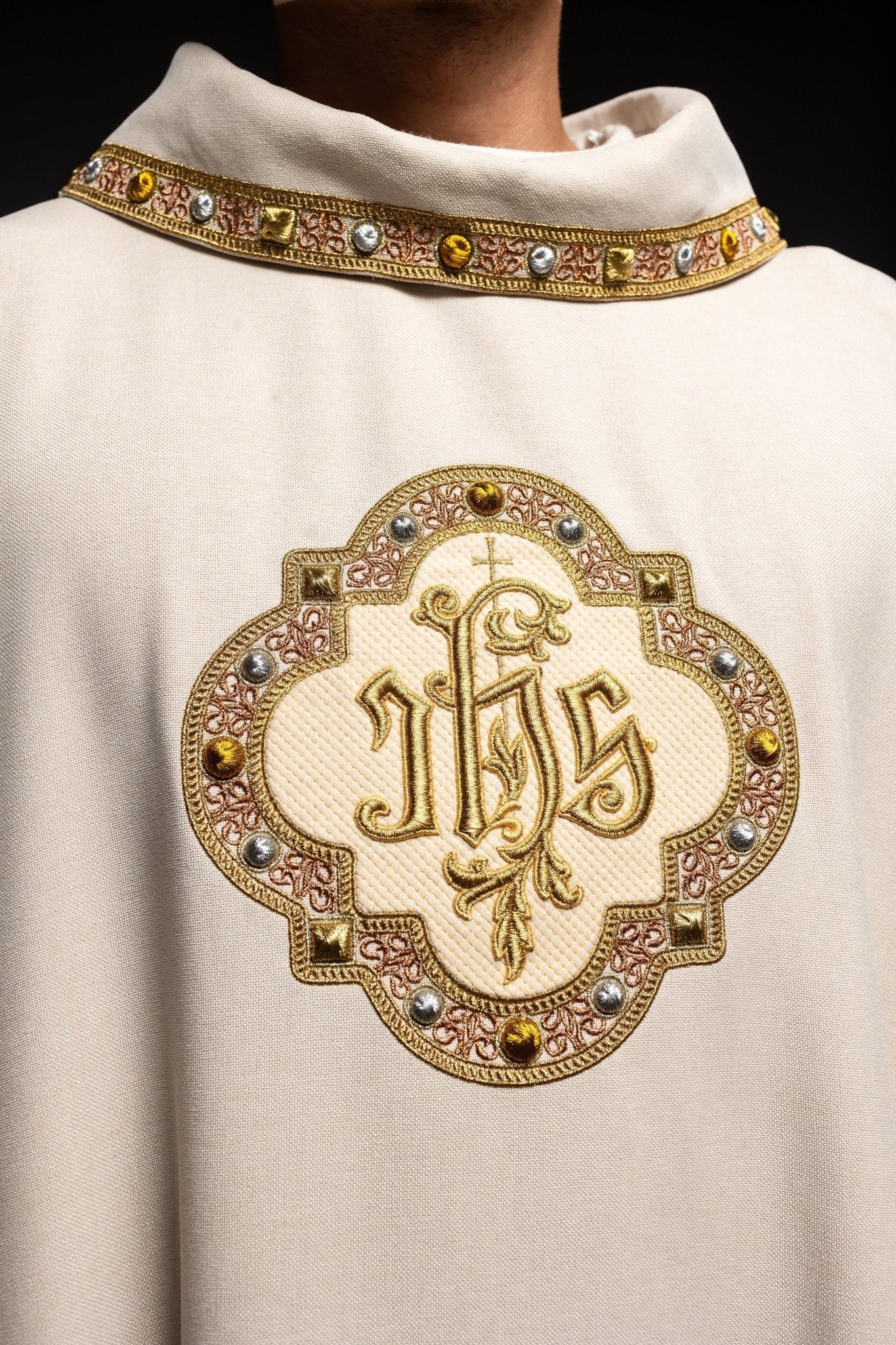 Cream colored chasuble with classic JHS symbol and colorful collar S - 7073 - 05 - 70 - HAFTINAUSA.COM