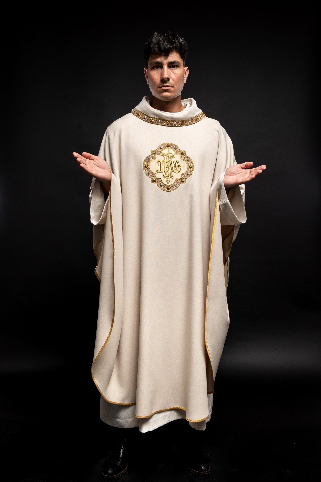 Cream colored chasuble with classic JHS symbol and colorful collar S - 7073 - 05 - 70 - HAFTINAUSA.COM