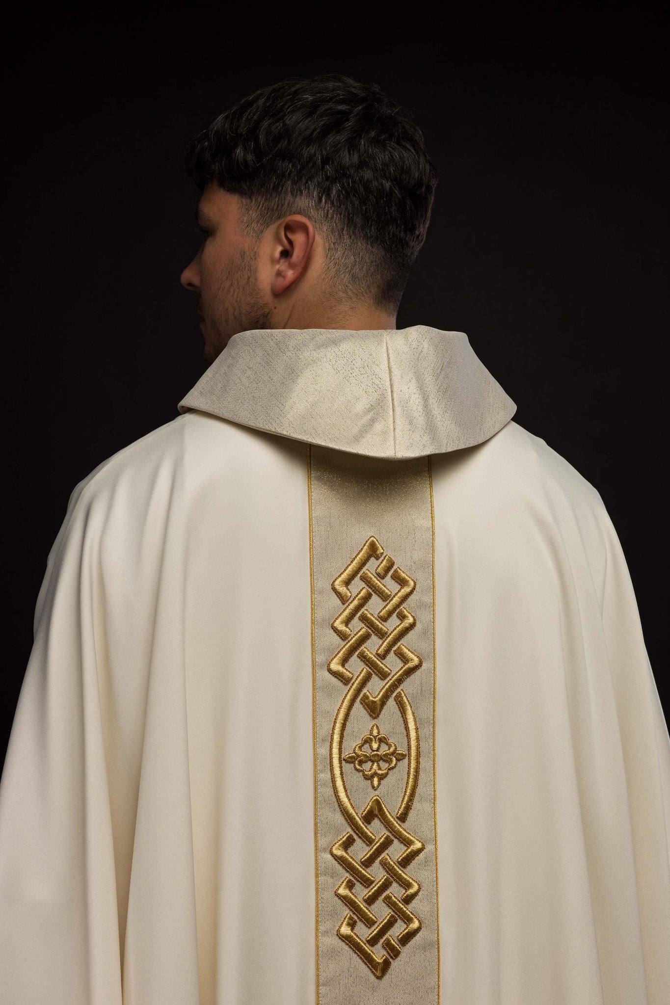 Cream colored chasuble with narrow embroidery KOR/266/05/53 - HAFTINAUSA.COM