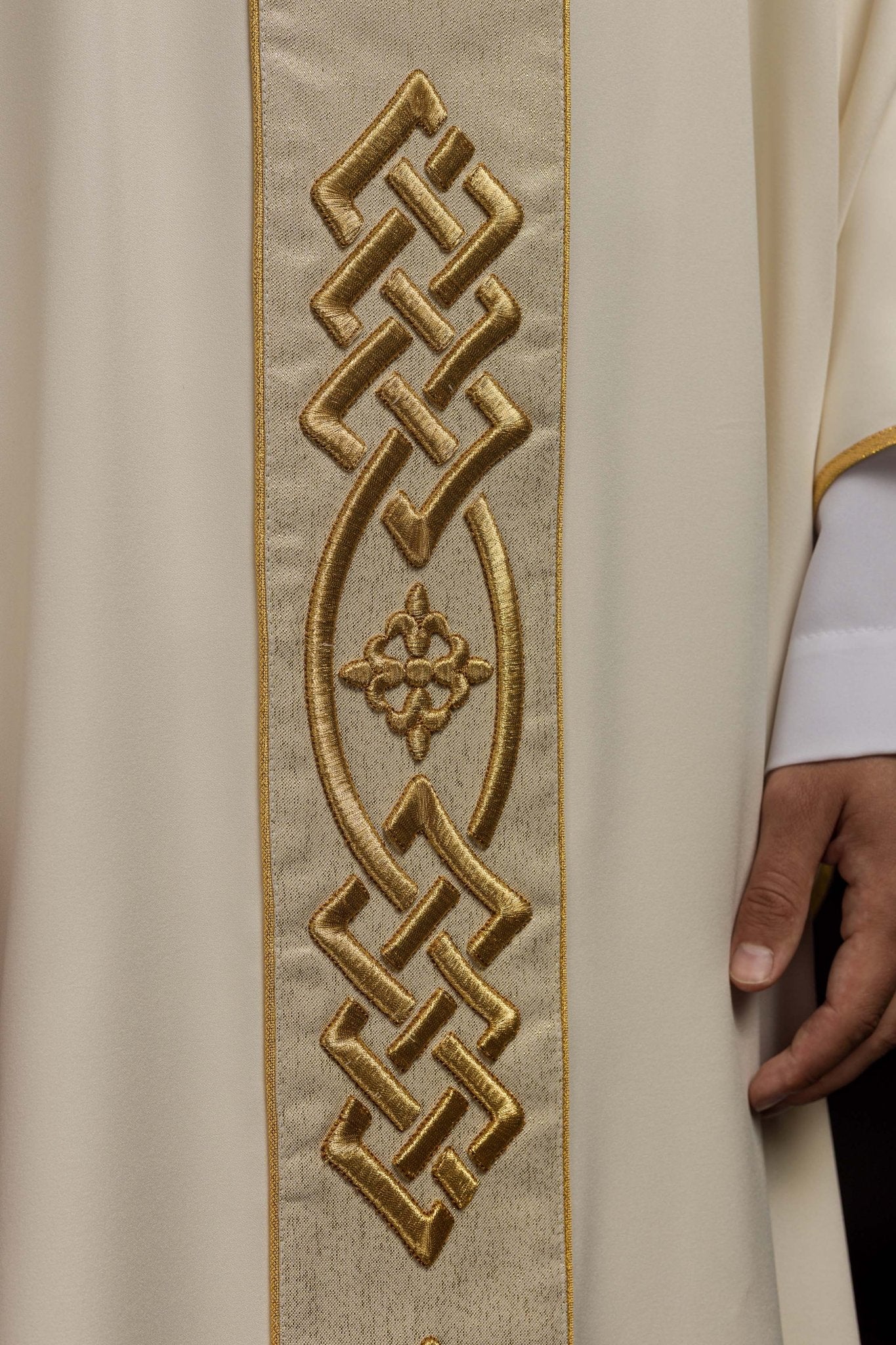 Cream colored chasuble with narrow embroidery KOR/266/05/53 - HAFTINAUSA.COM