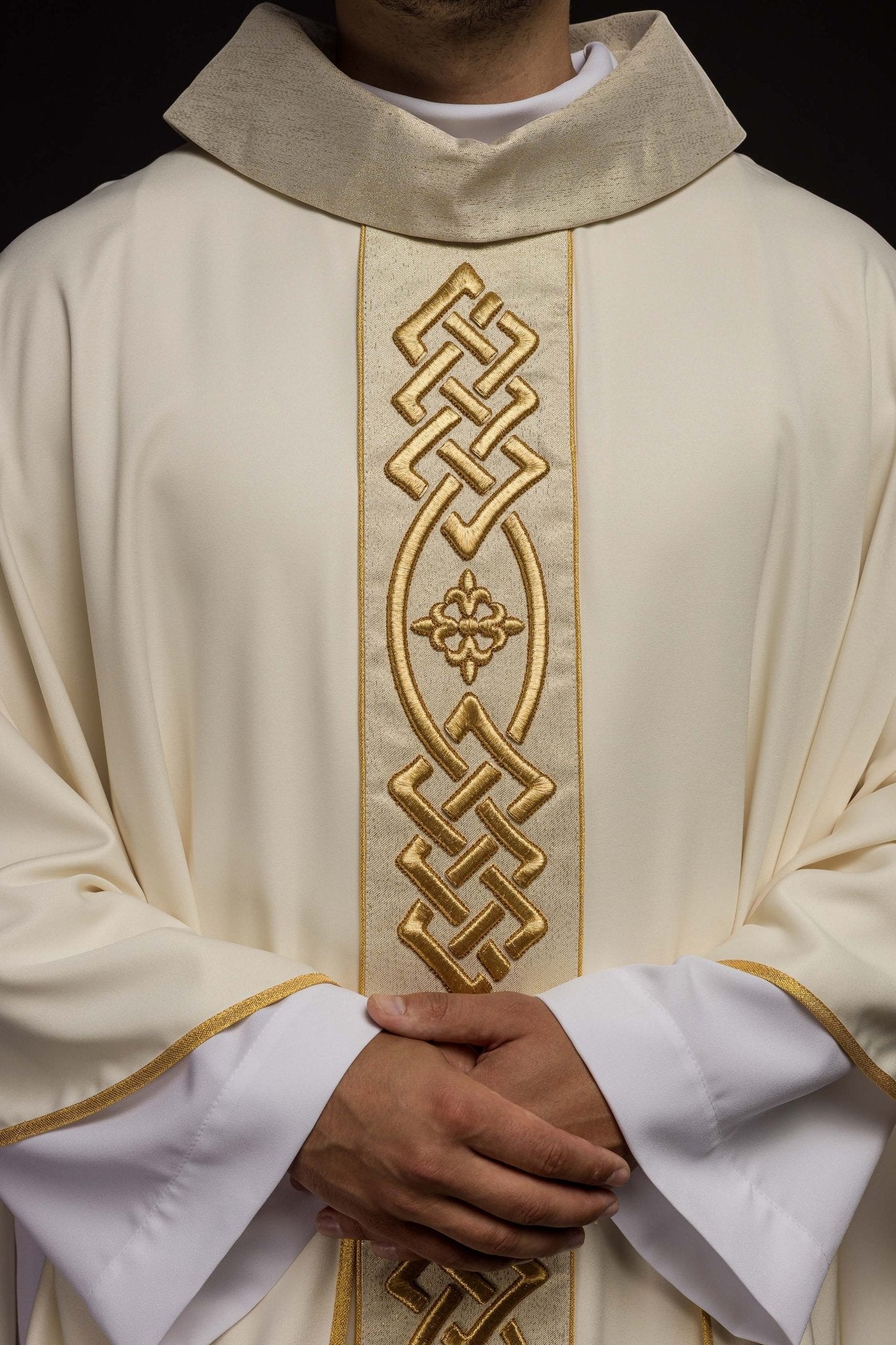 Cream colored chasuble with narrow embroidery KOR/266/05/53 - HAFTINAUSA.COM