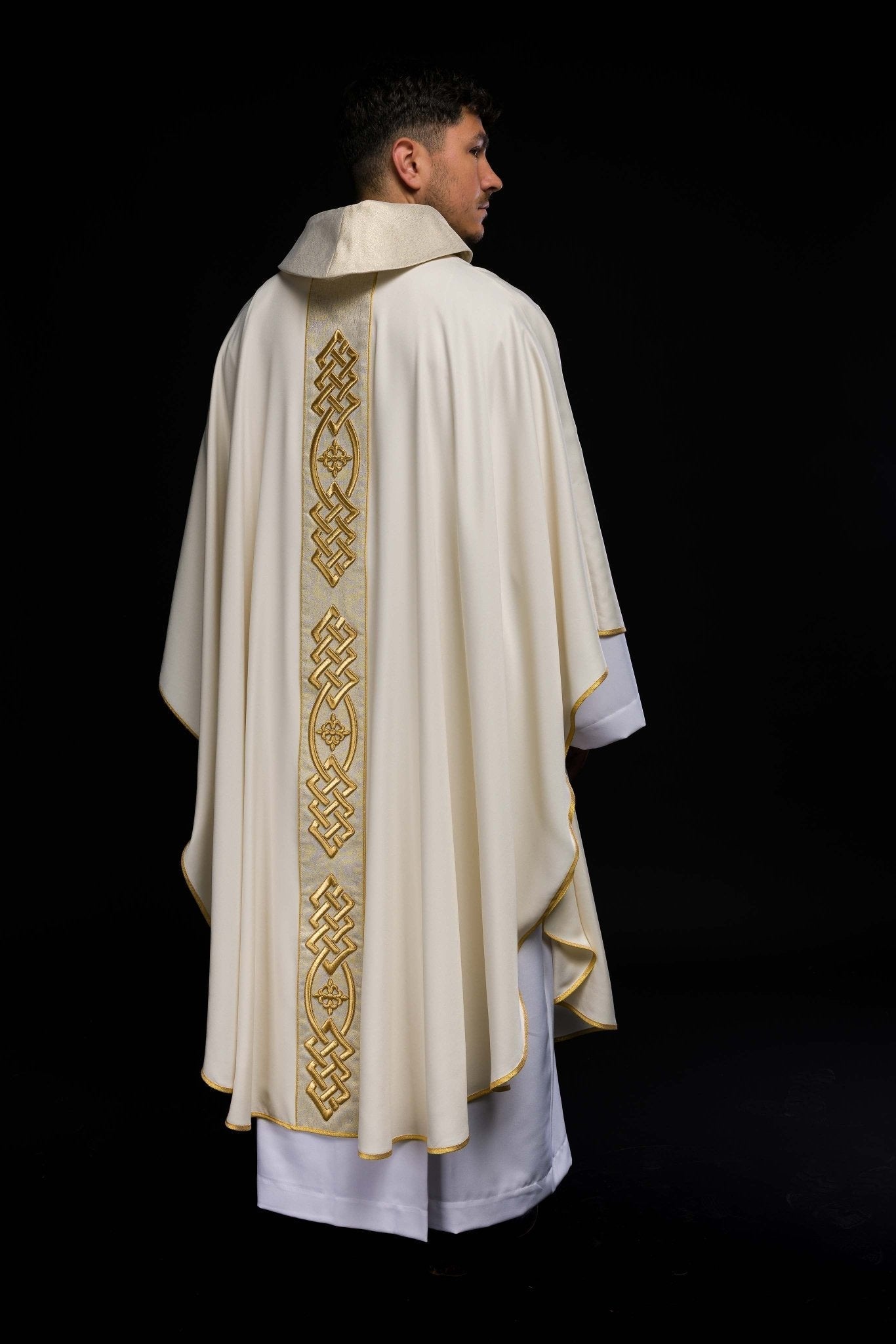 Cream colored chasuble with narrow embroidery KOR/266/05/53 - HAFTINAUSA.COM