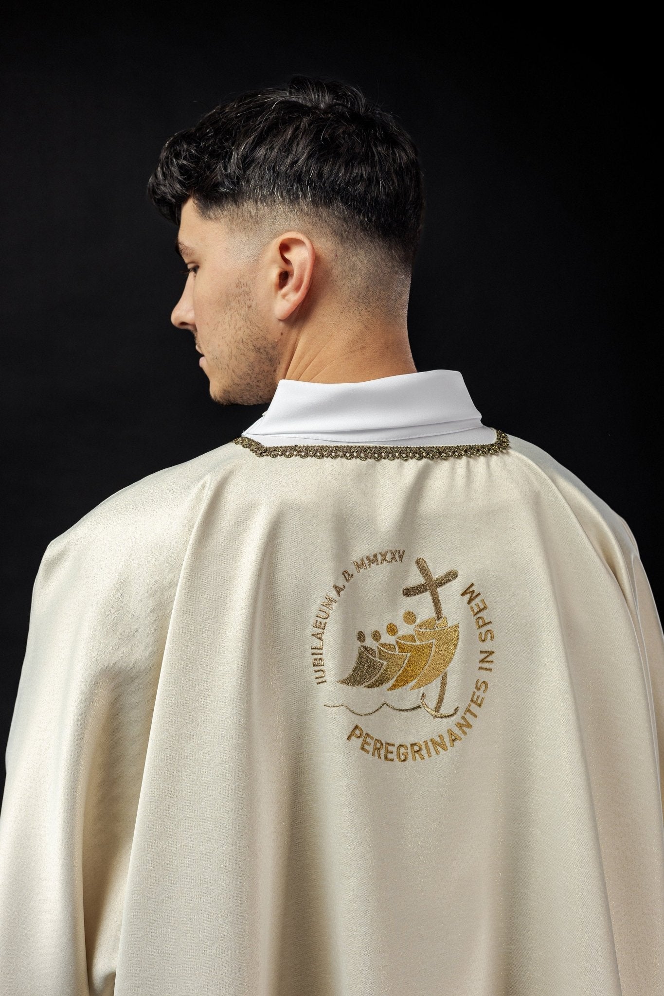 Dalmatic with JUBILEE ROME 2025 embroidery on a shimmering ecru fabric JR/038/05/54/D - HAFTINAUSA.COM