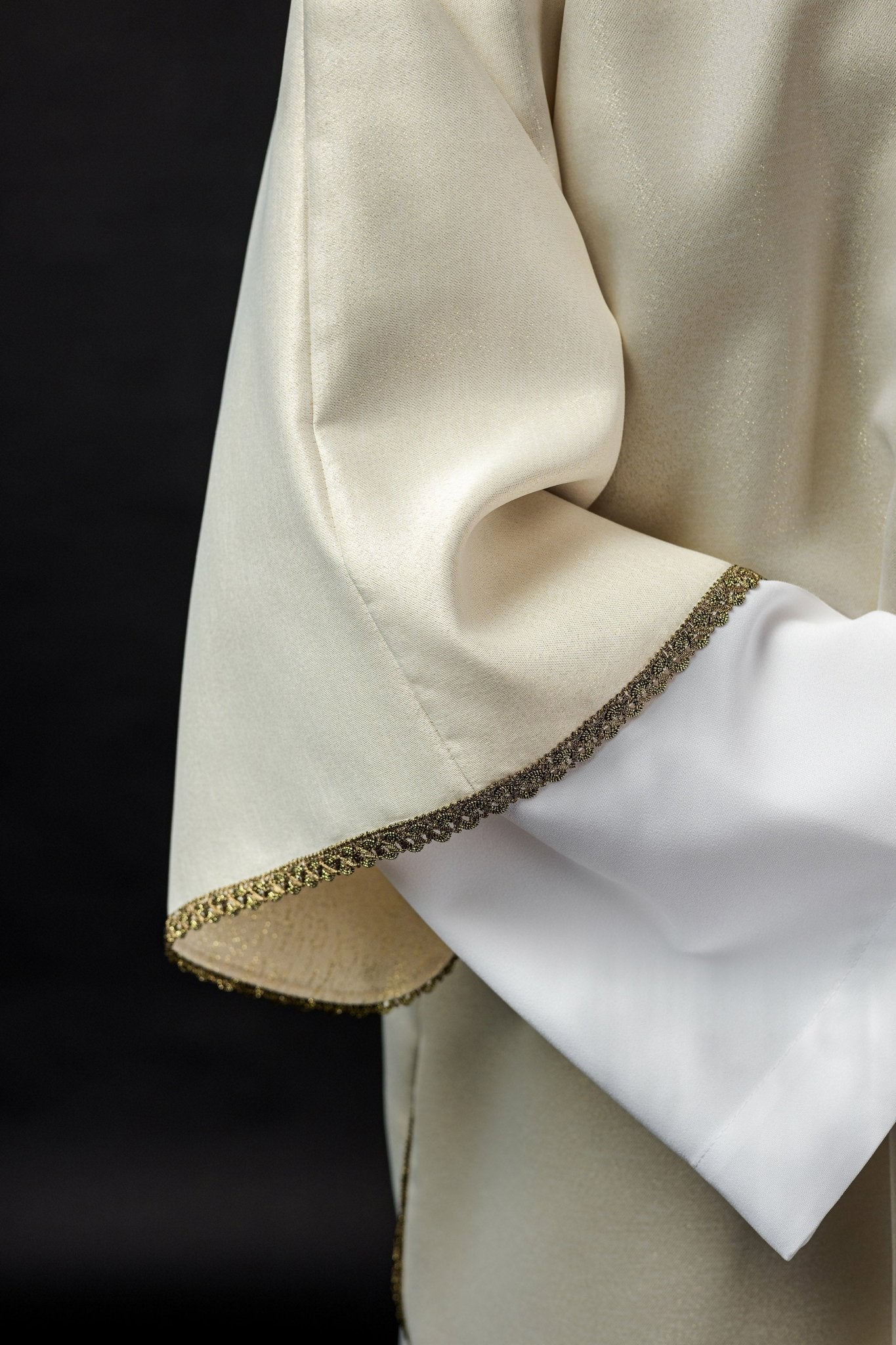 Dalmatic with JUBILEE ROME 2025 embroidery on a shimmering ecru fabric JR/038/05/54/D - HAFTINAUSA.COM