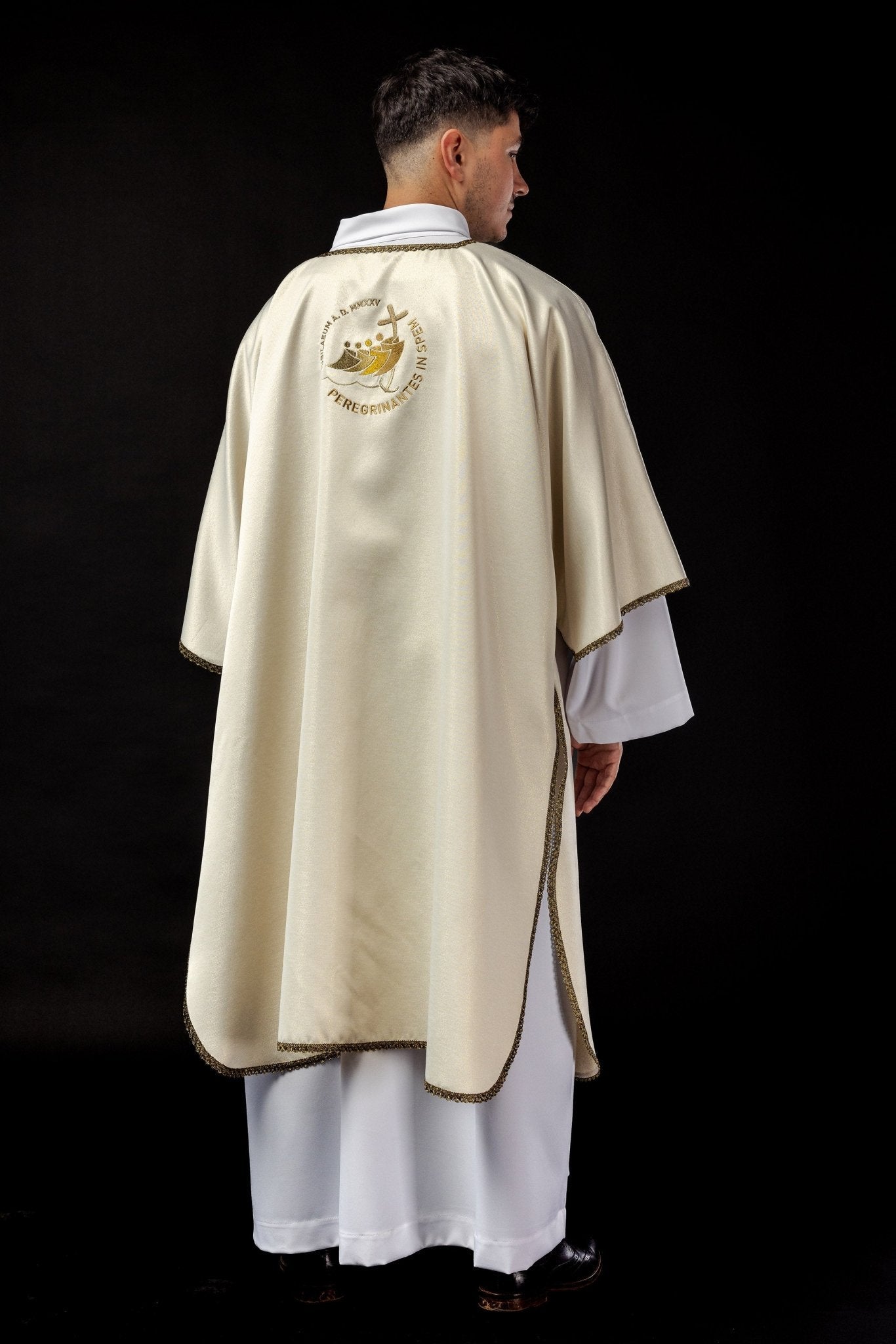 Dalmatic with JUBILEE ROME 2025 embroidery on a shimmering ecru fabric JR/038/05/54/D - HAFTINAUSA.COM