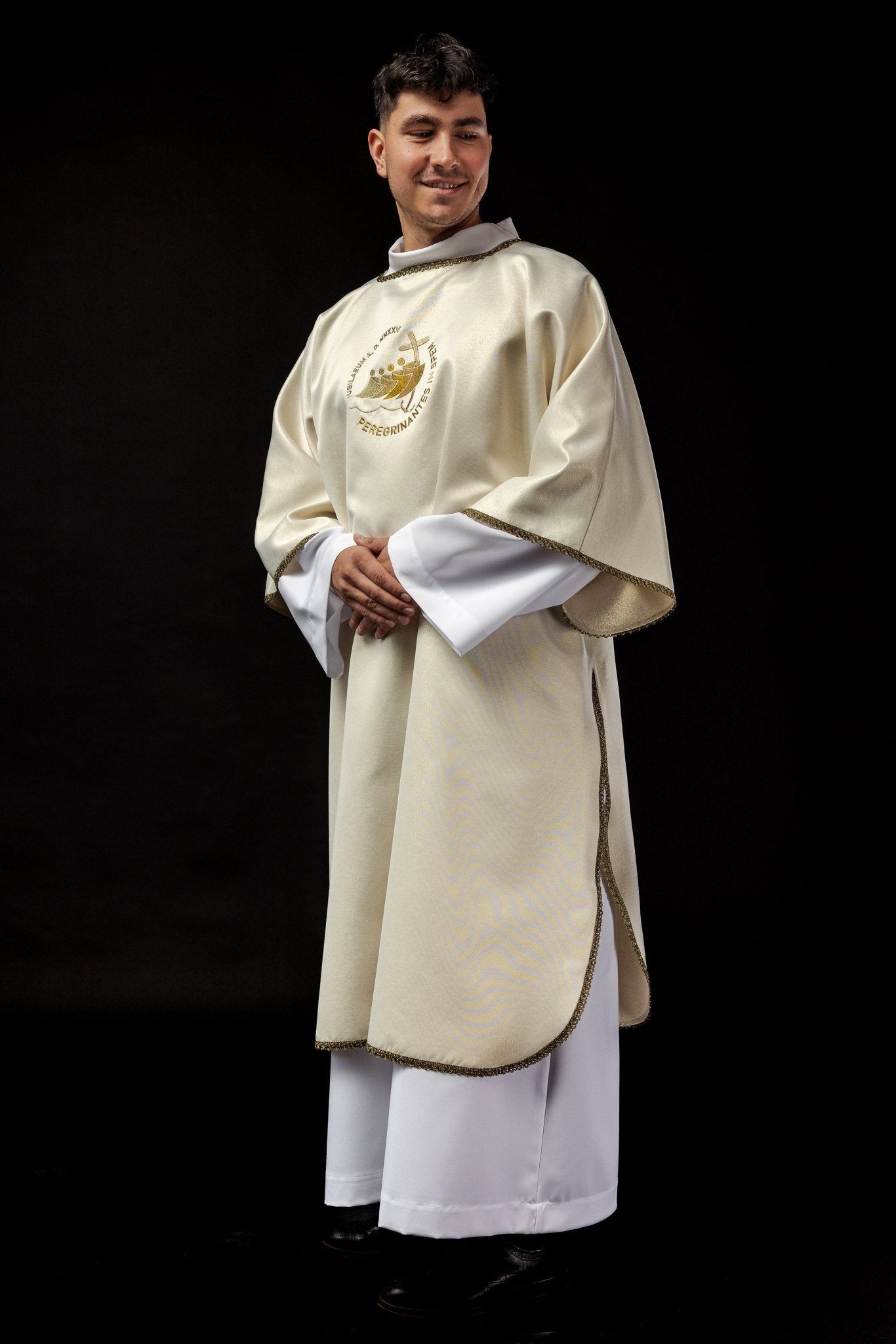 Dalmatic with JUBILEE ROME 2025 embroidery on a shimmering ecru fabric JR/038/05/54/D - HAFTINAUSA.COM