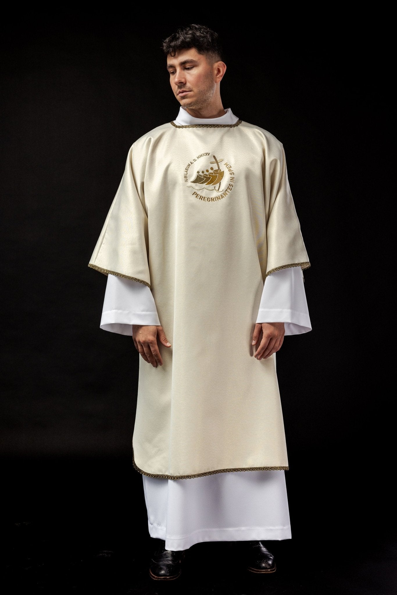 Dalmatic with JUBILEE ROME 2025 embroidery on a shimmering ecru fabric JR/038/05/54/D - HAFTINAUSA.COM