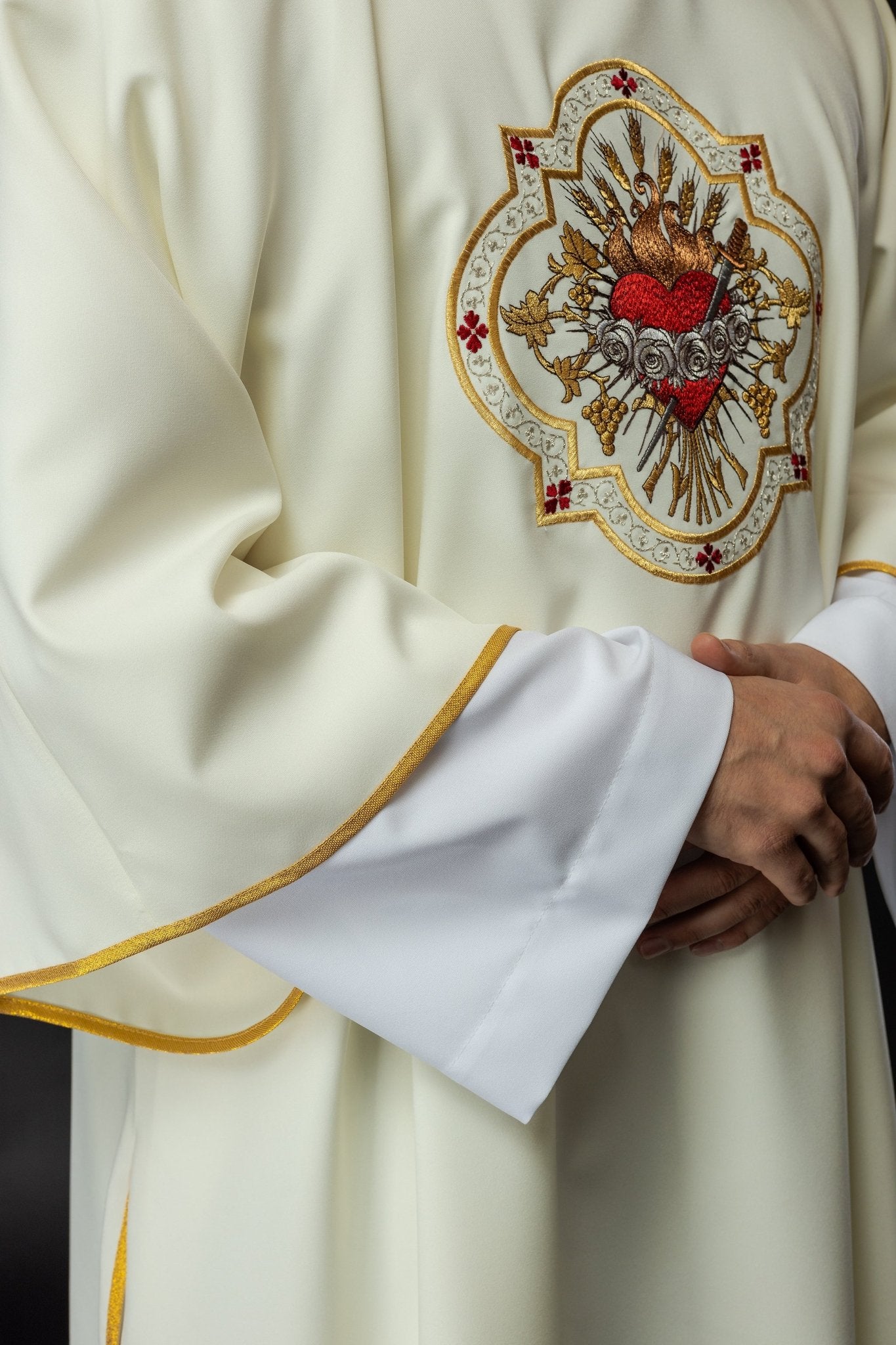 Dalmatic with the motif of the Immaculate Heart of Mary KDL/392/05/01/D - HAFTINAUSA.COM