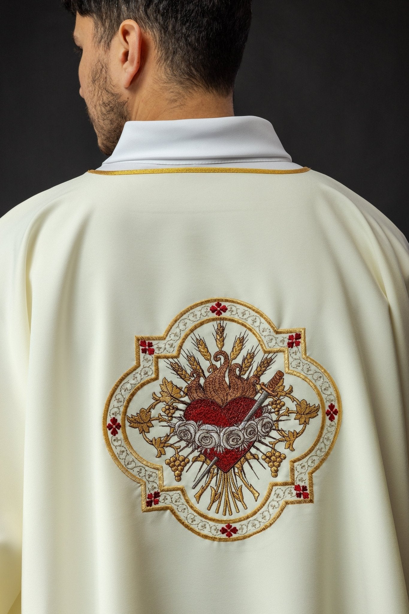 Dalmatic with the motif of the Immaculate Heart of Mary KDL/392/05/01/D - HAFTINAUSA.COM
