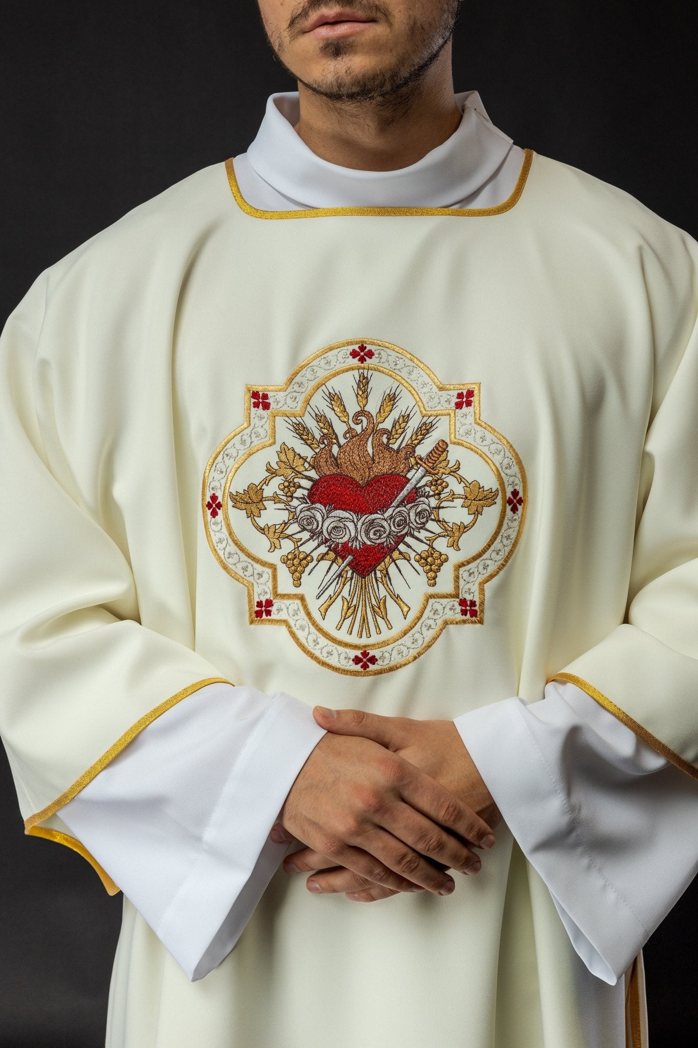 Dalmatic with the motif of the Immaculate Heart of Mary KDL/392/05/01/D - HAFTINAUSA.COM