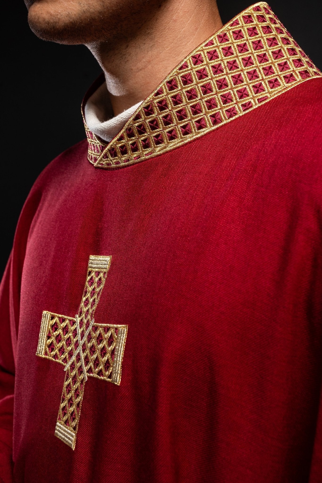 Dark red chasuble with decorative gold collar S - 7070 - 02 - 70 - HAFTINAUSA.COM