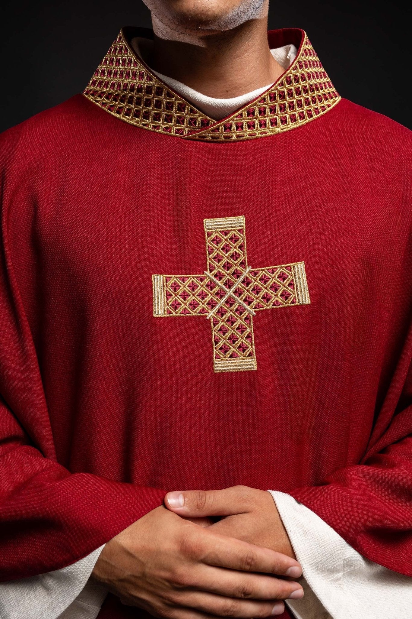 Dark red chasuble with decorative gold collar S - 7070 - 02 - 70 - HAFTINAUSA.COM