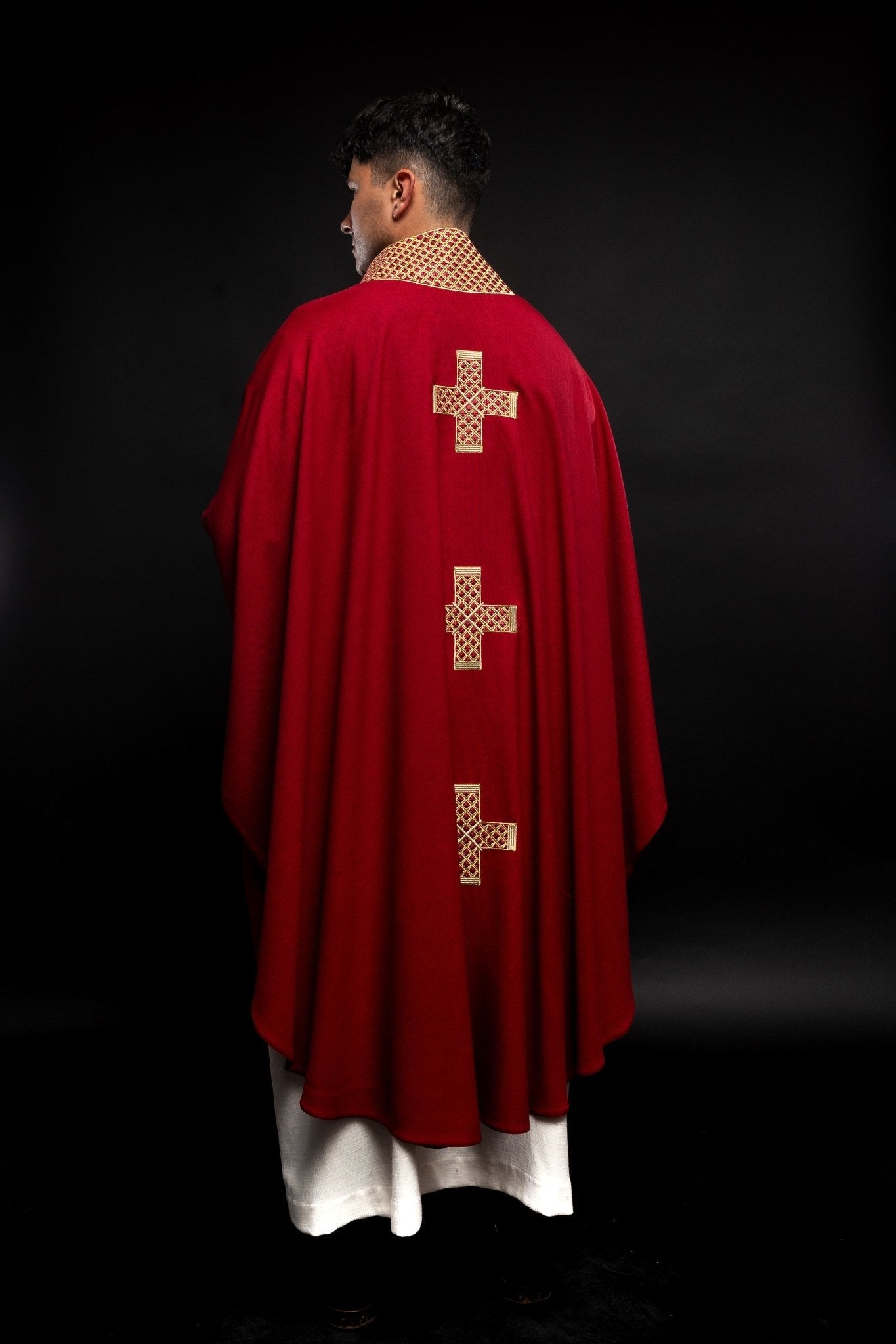 Dark red chasuble with decorative gold collar S - 7070 - 02 - 70 - HAFTINAUSA.COM
